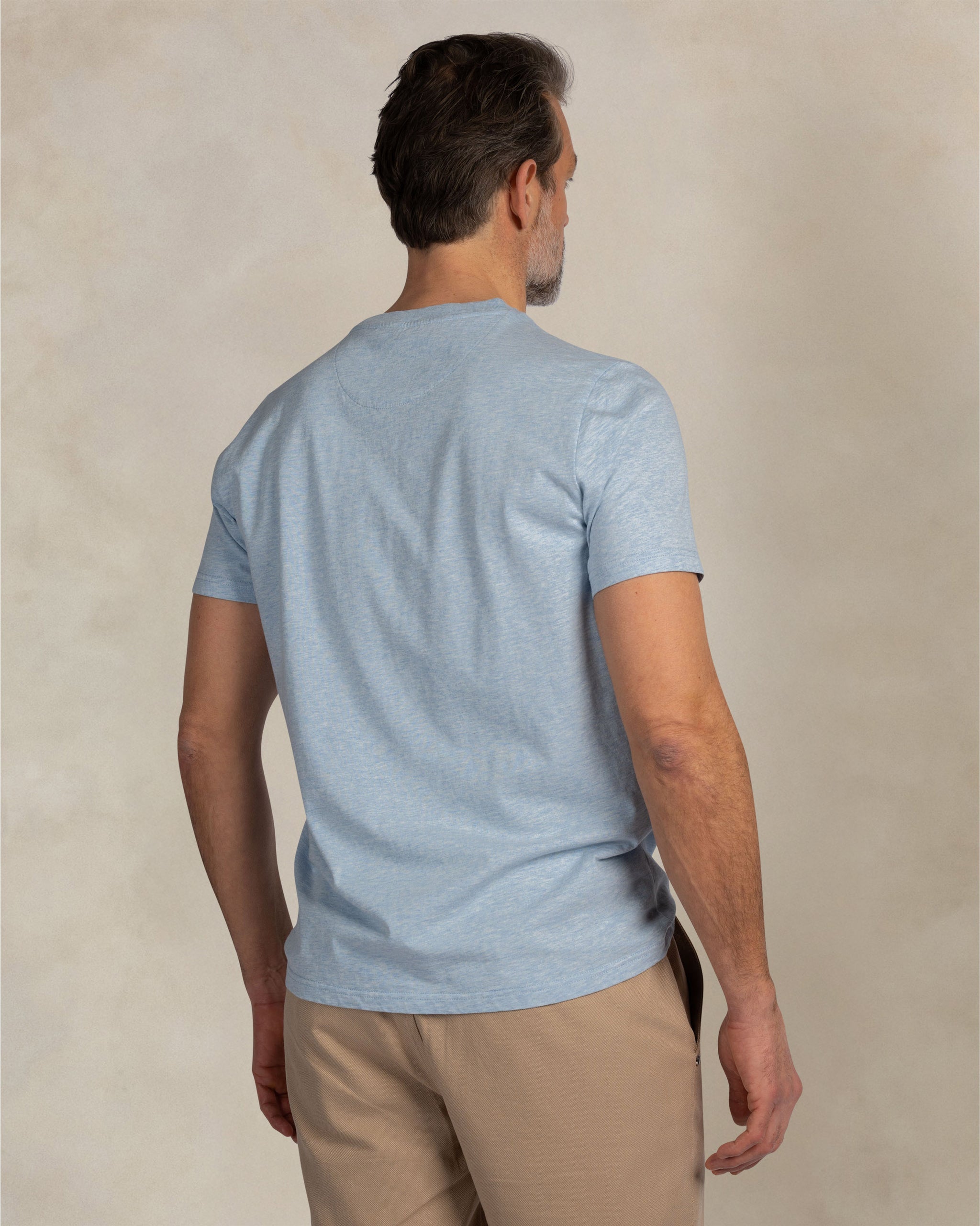 Lichtblaues 100% Baumwoll-T-Shirt Lichtblaues 100% Baumwoll-T-Shirt