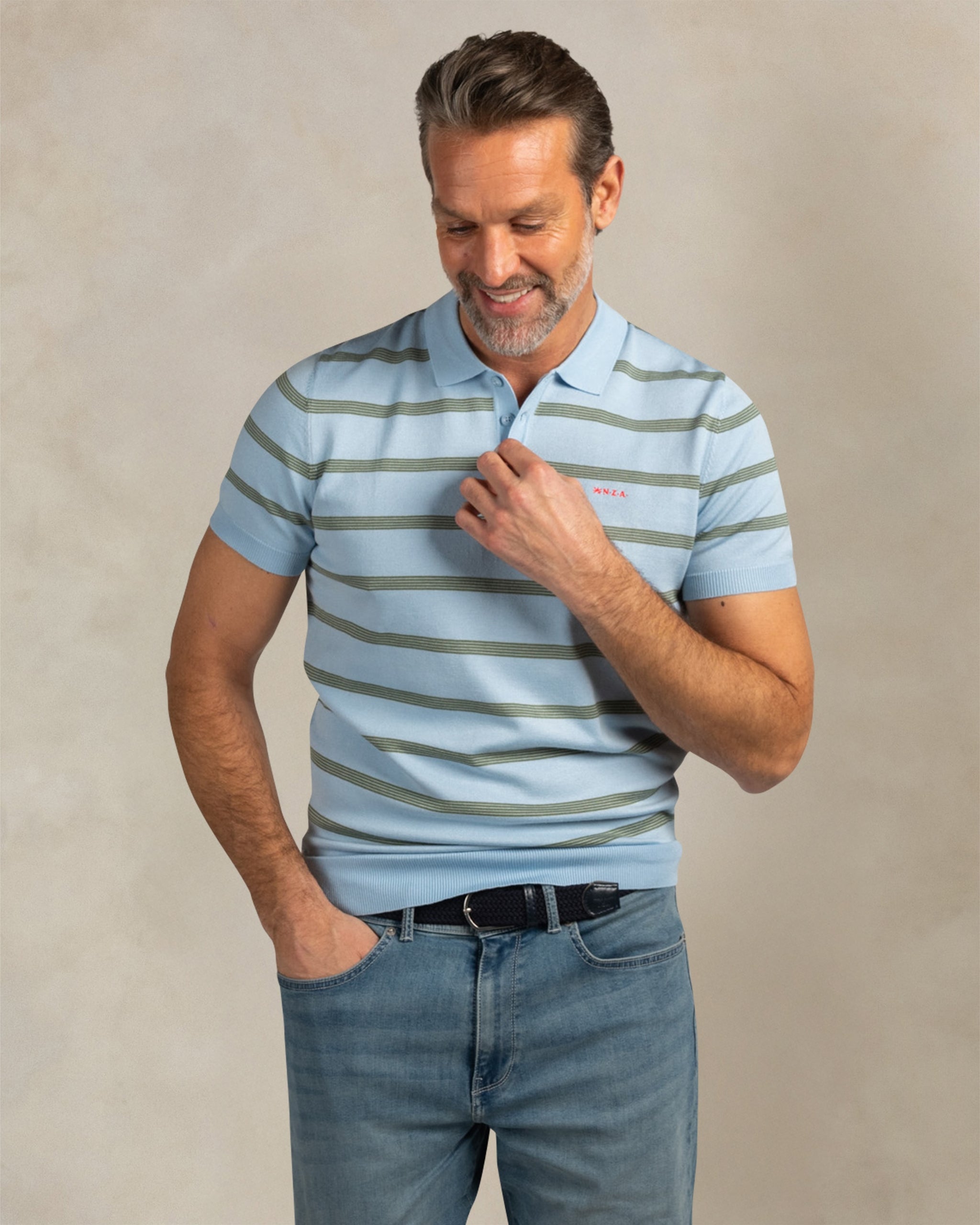 Blauwe gestreepte gebreide polo Blauwe gestreepte gebreide polo