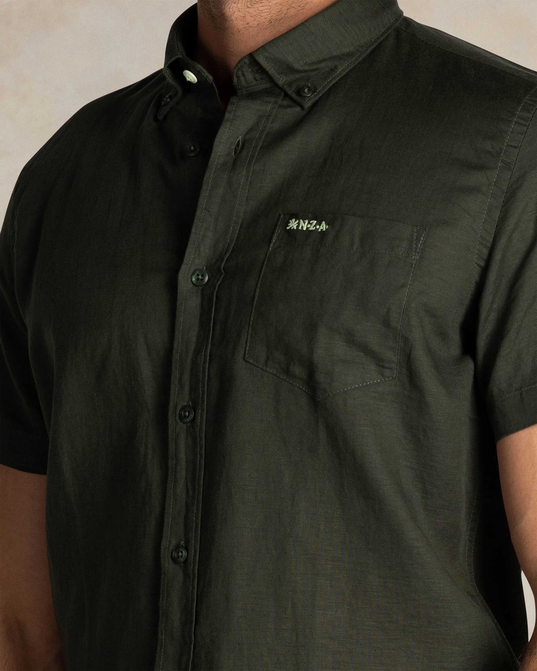 Chemise en lin vert foncé à manches courtes Chemise en lin vert foncé à manches courtes