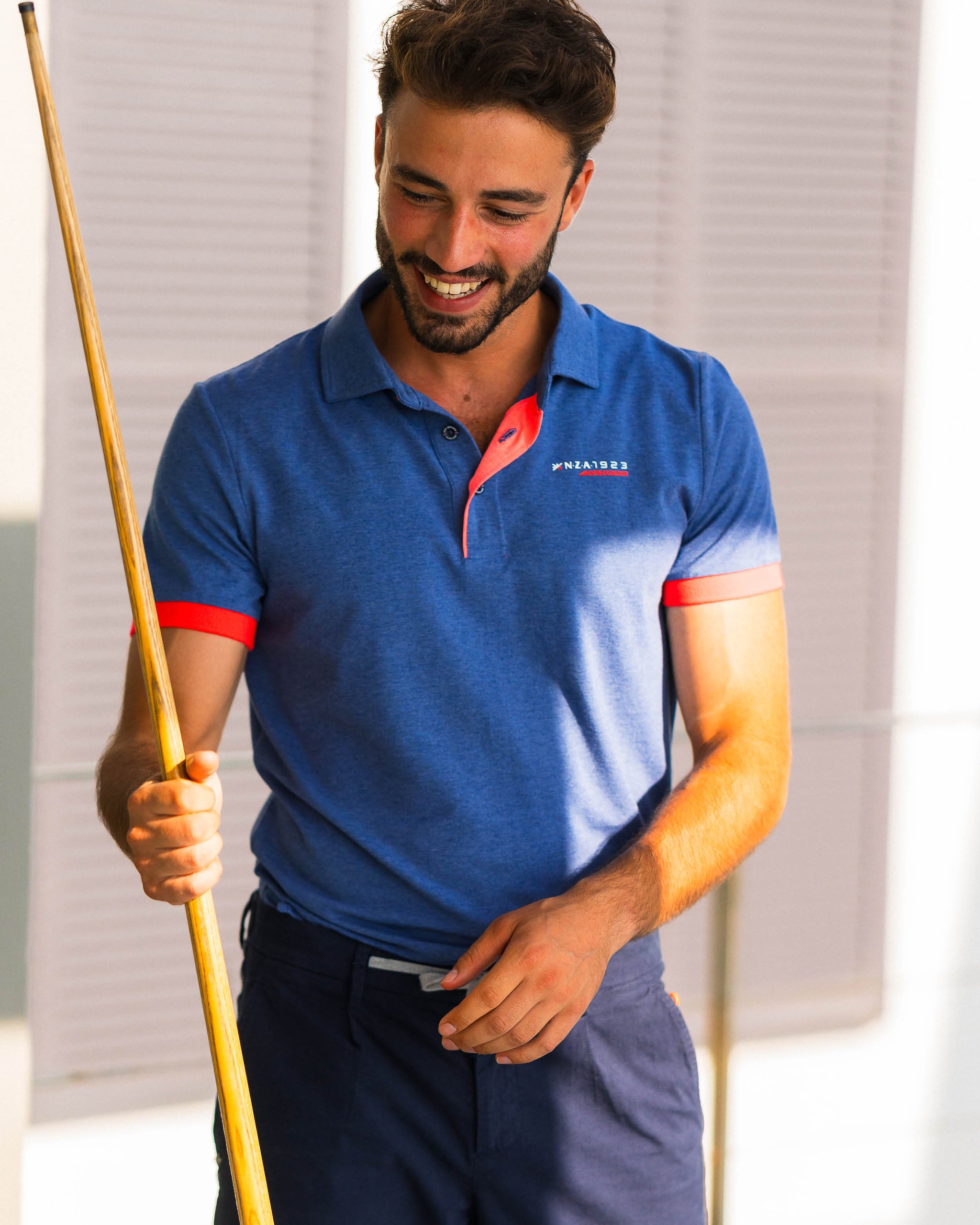 Polo navy avec détails orange Polo navy avec détails orange