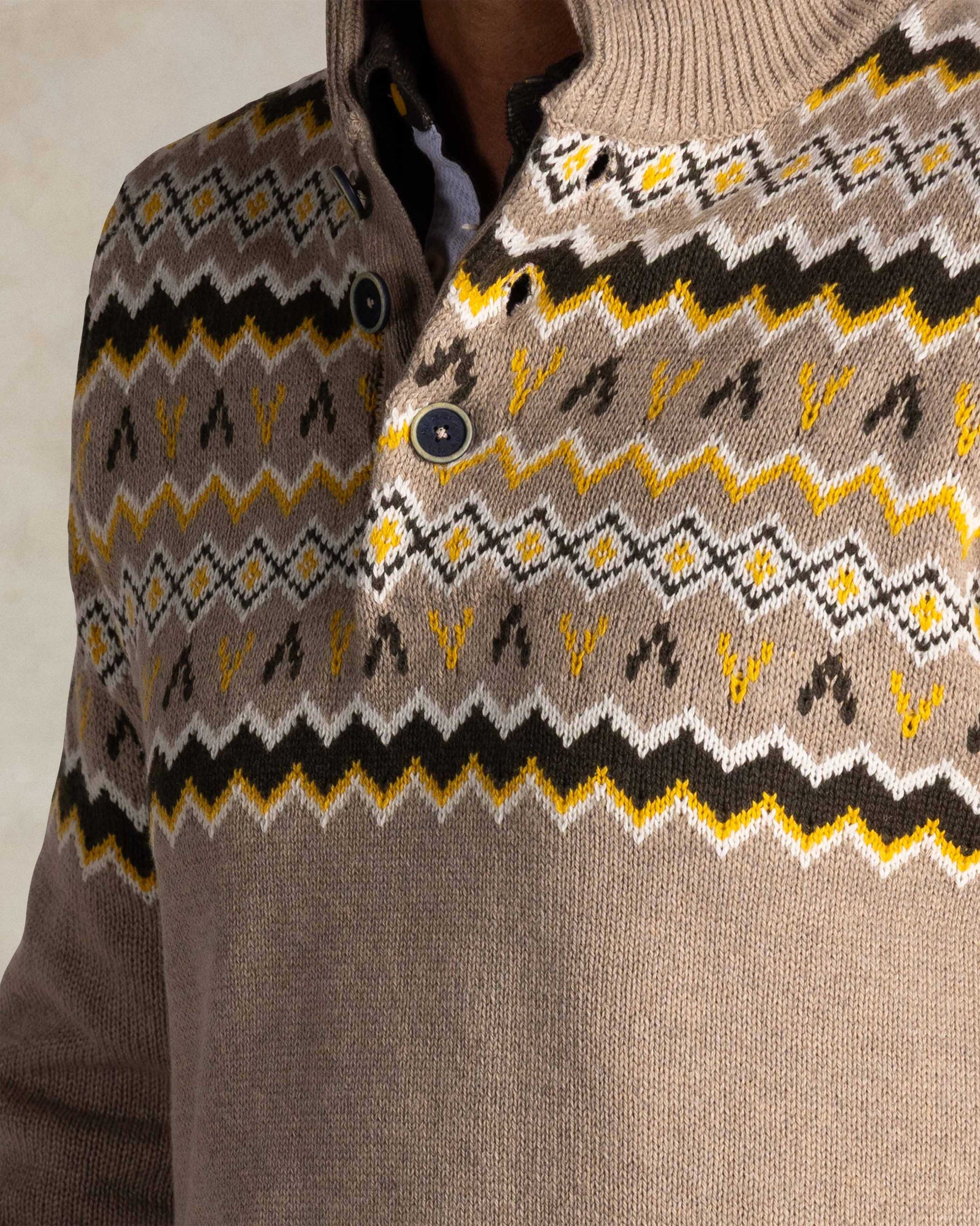 Suéter crudo con cuello abotonado Suéter crudo con cuello abotonado