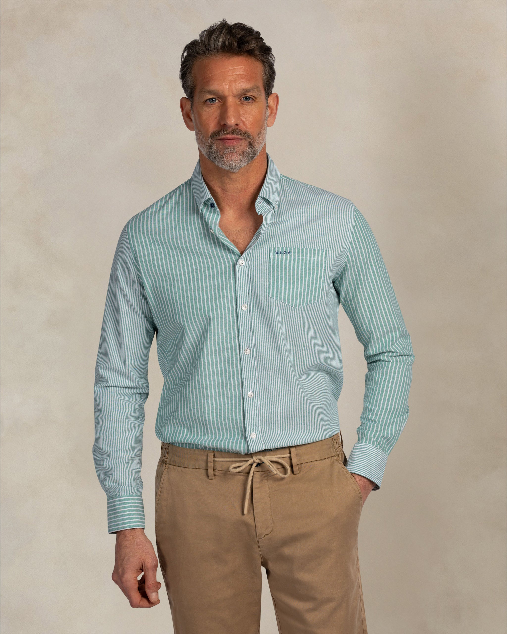 Grünes Baumwollstretchhemd Grünes Baumwollstretchhemd