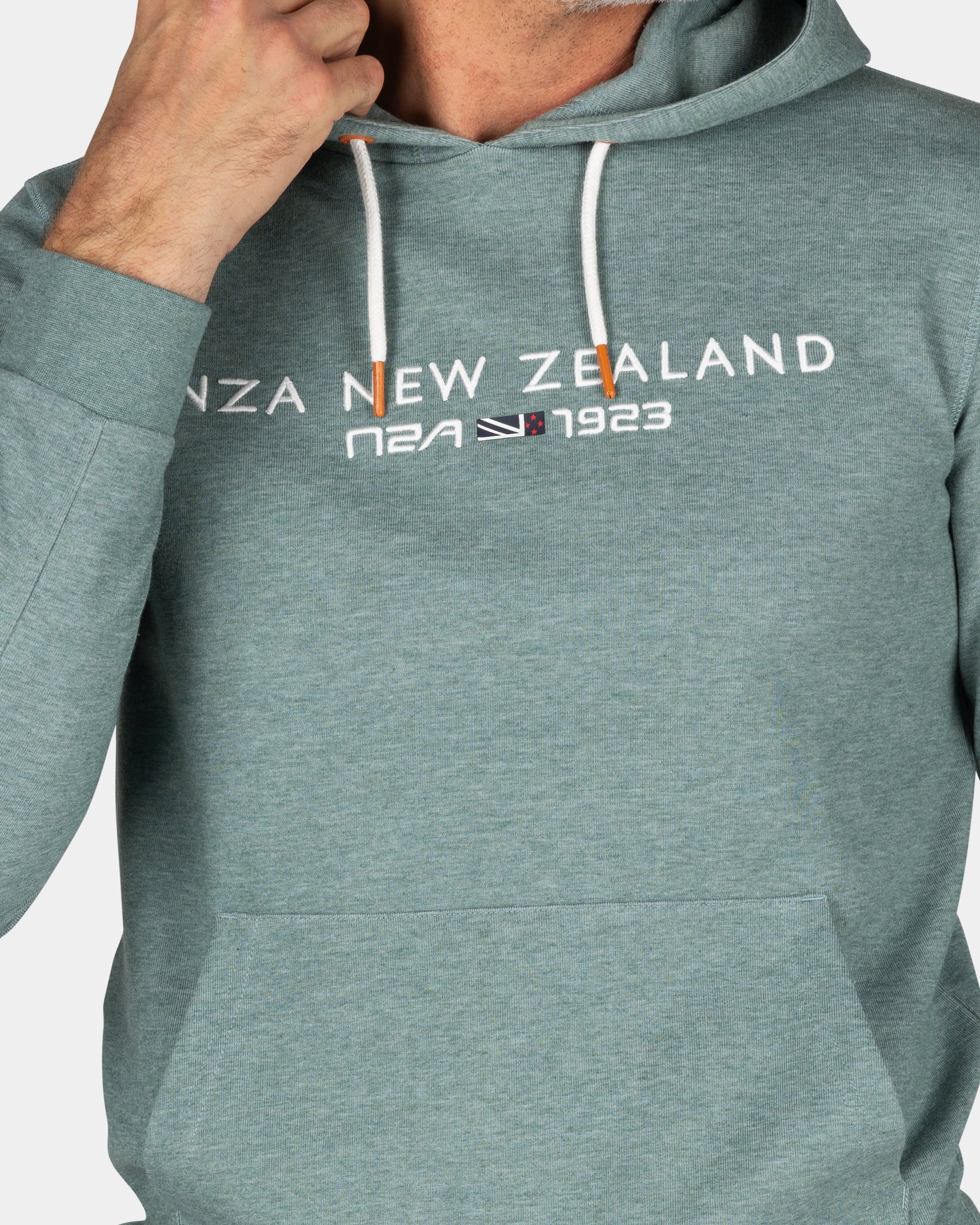 Groene hoodie met tekst op de borst - Pebble Green Groene hoodie met tekst op de borst - Pebble Green