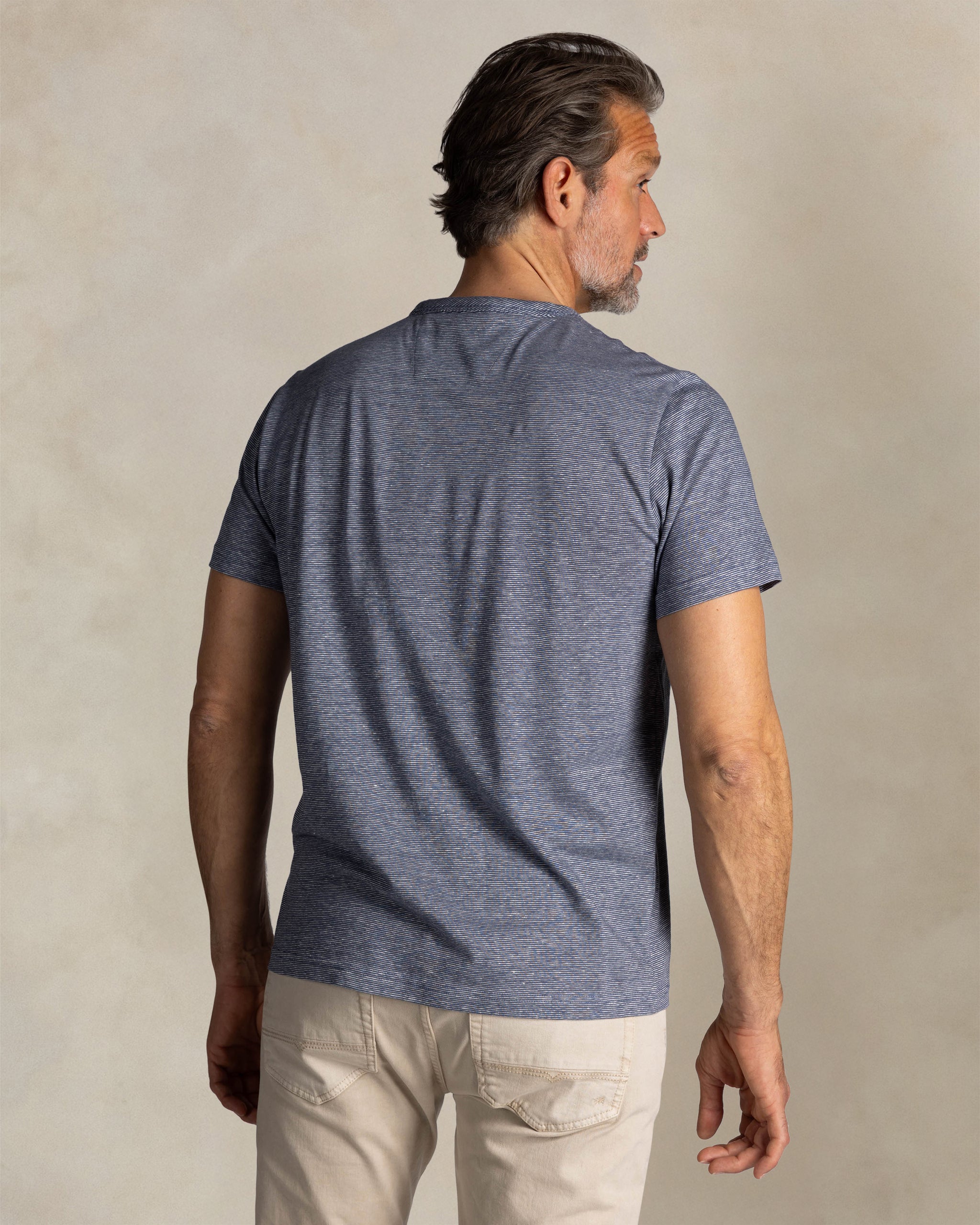 Blau gestreiftes Leinen-T-Shirt Blau gestreiftes Leinen-T-Shirt