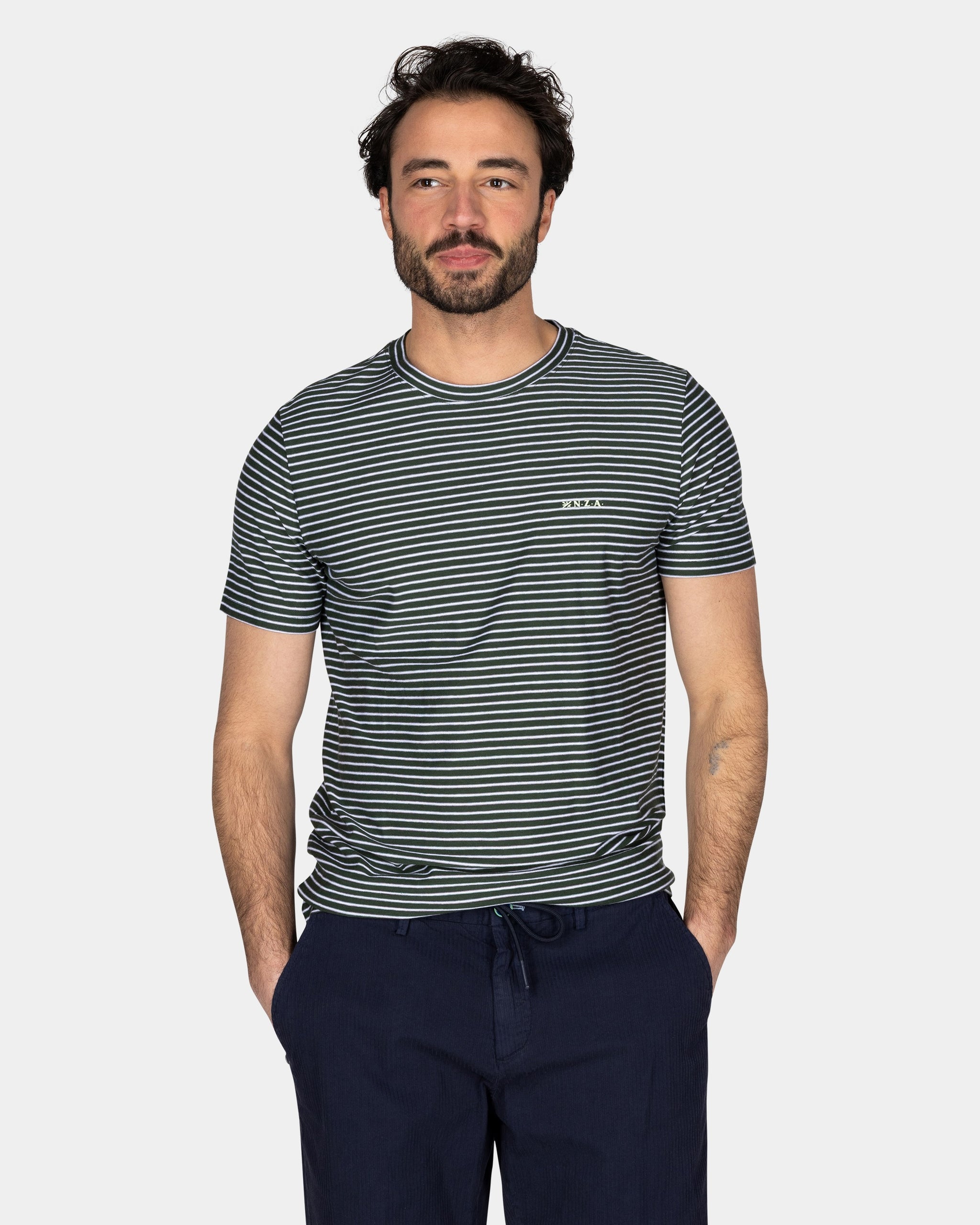 Moosgrünes T-Shirt mit kleinen weißen Streifen Moosgrünes T-Shirt mit kleinen weißen Streifen