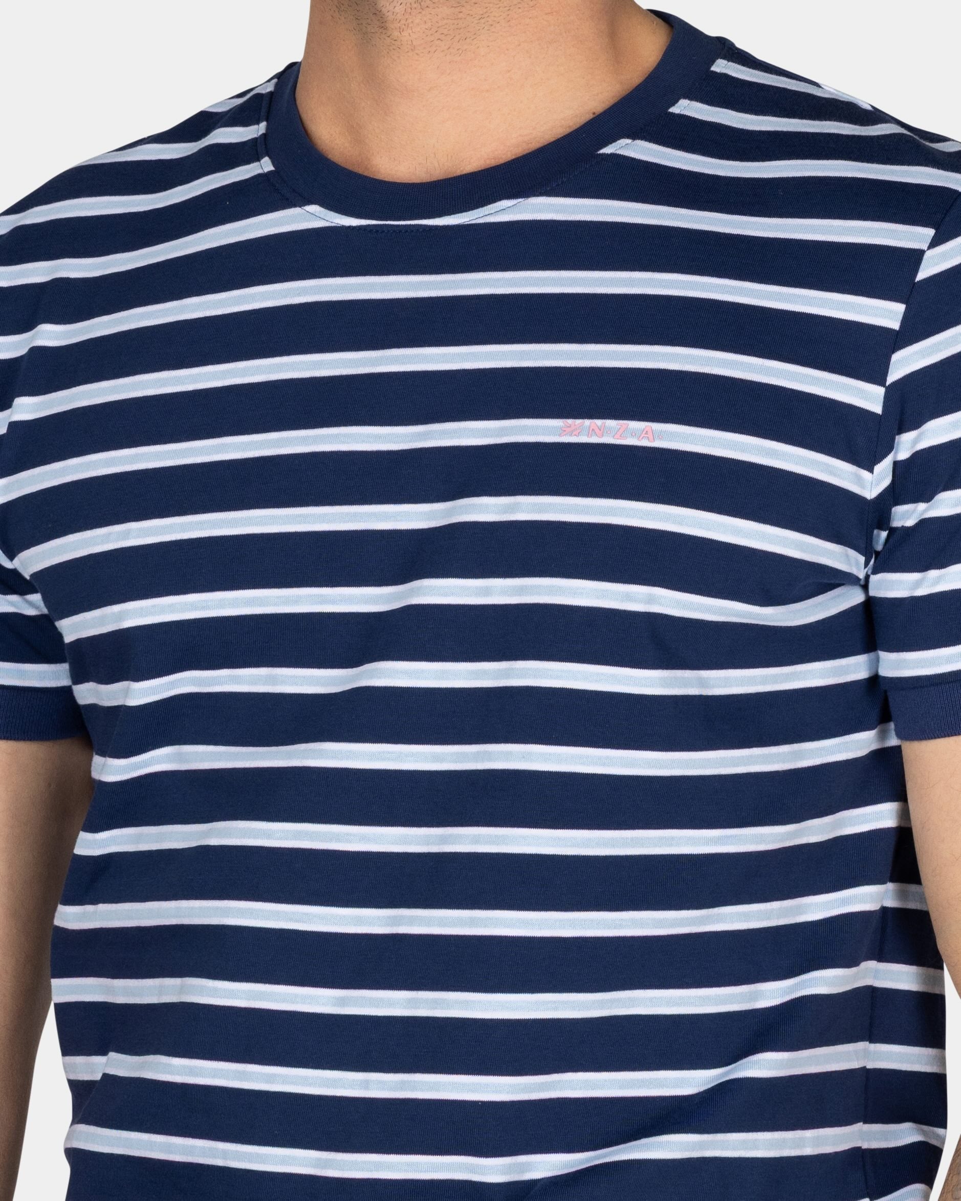 Blauw-wit gestreept katoenen t-shirt Blauw-wit gestreept katoenen t-shirt