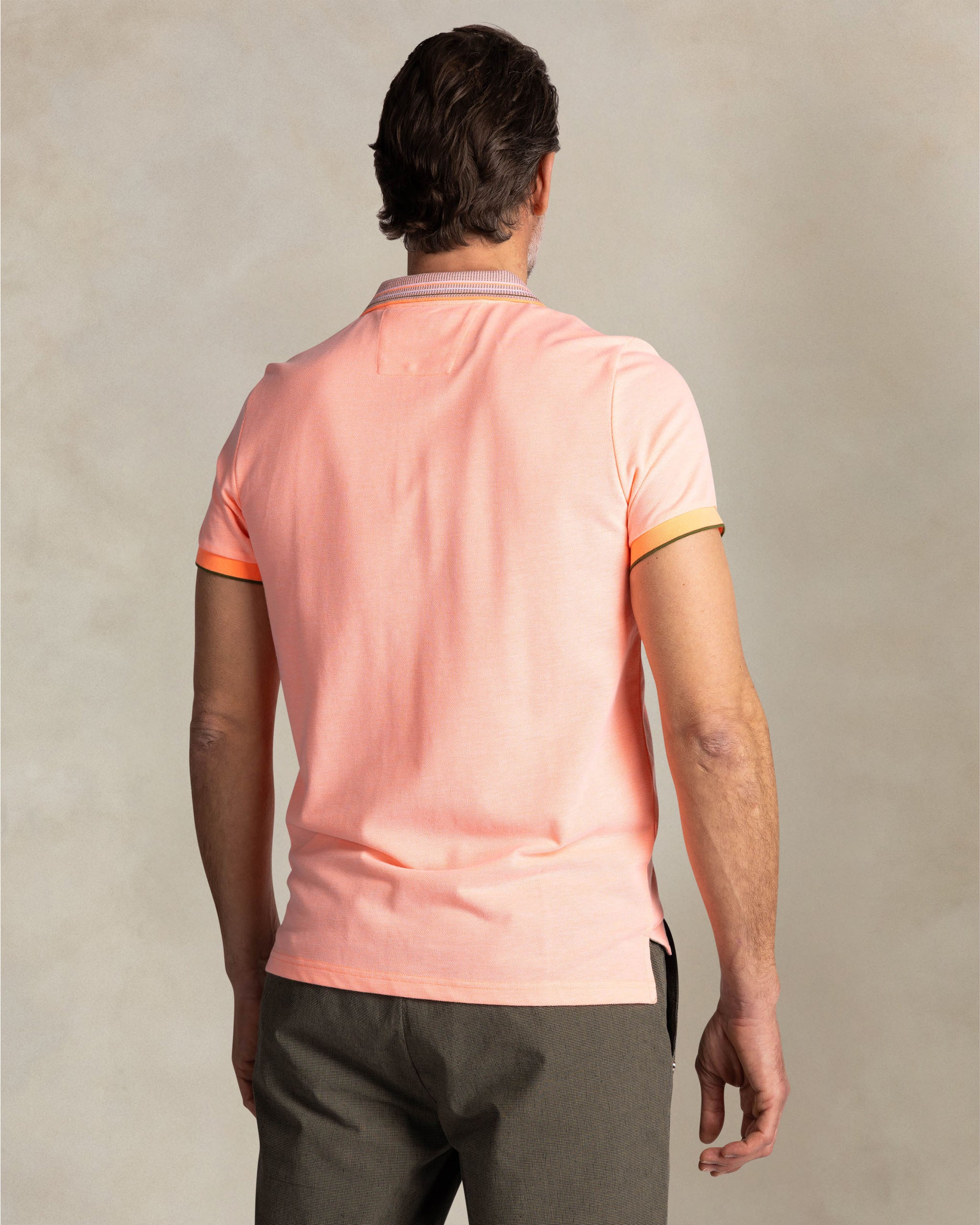 Oranje polo met gestreepte kraag Oranje polo met gestreepte kraag