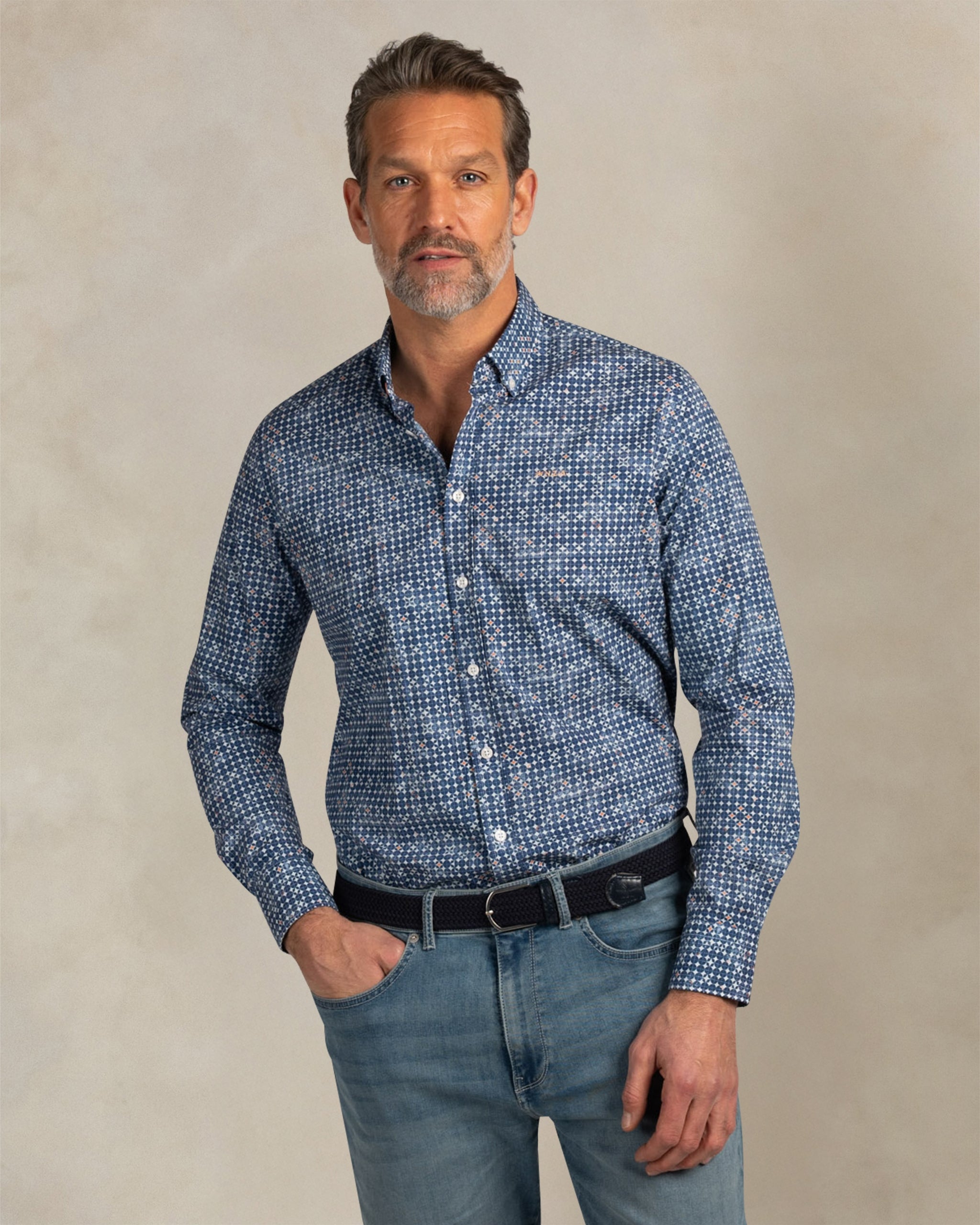 Camisa azul de algodón con estampado Camisa azul de algodón con estampado