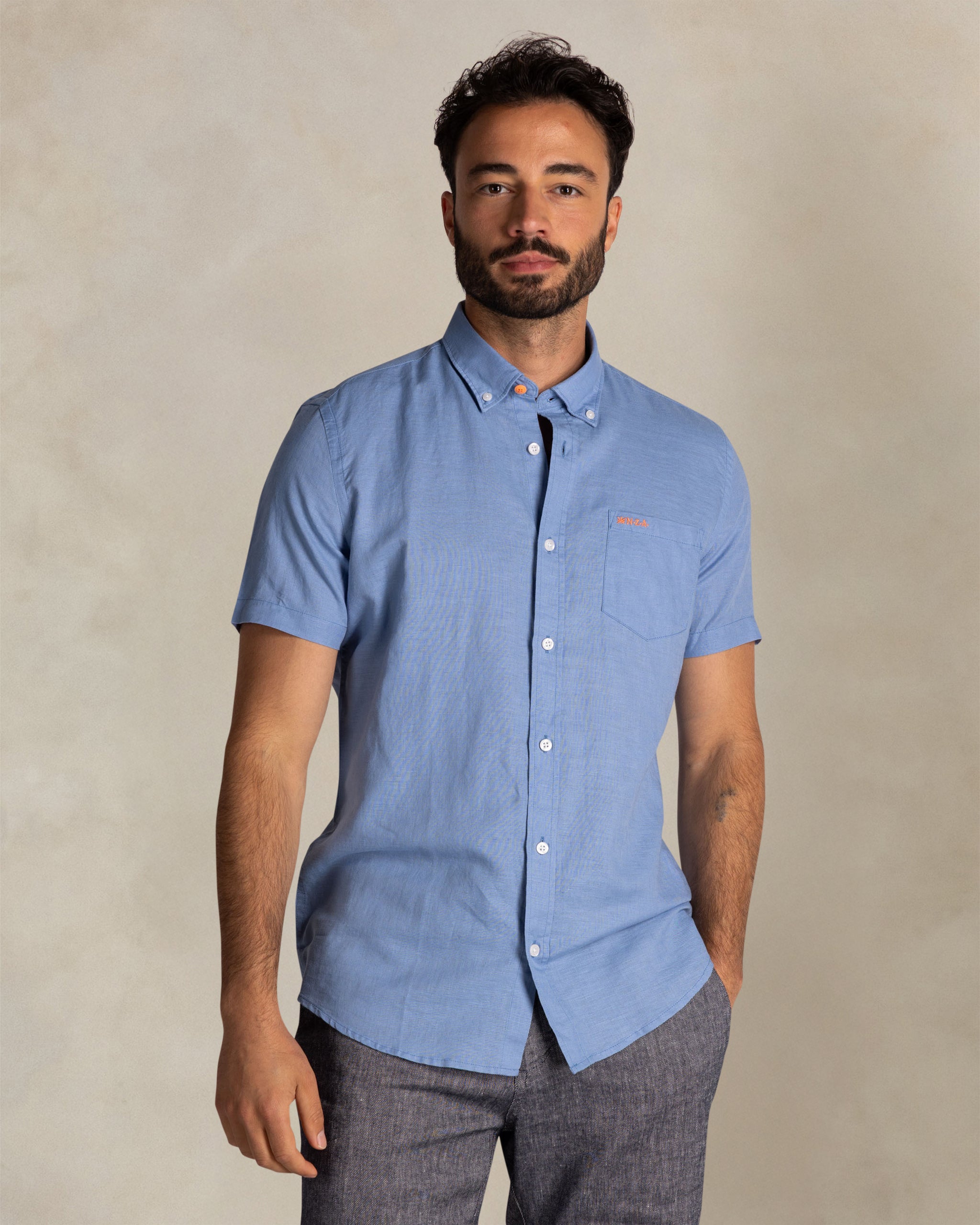 Camisa de lino azul de manga corta Camisa de lino azul de manga corta