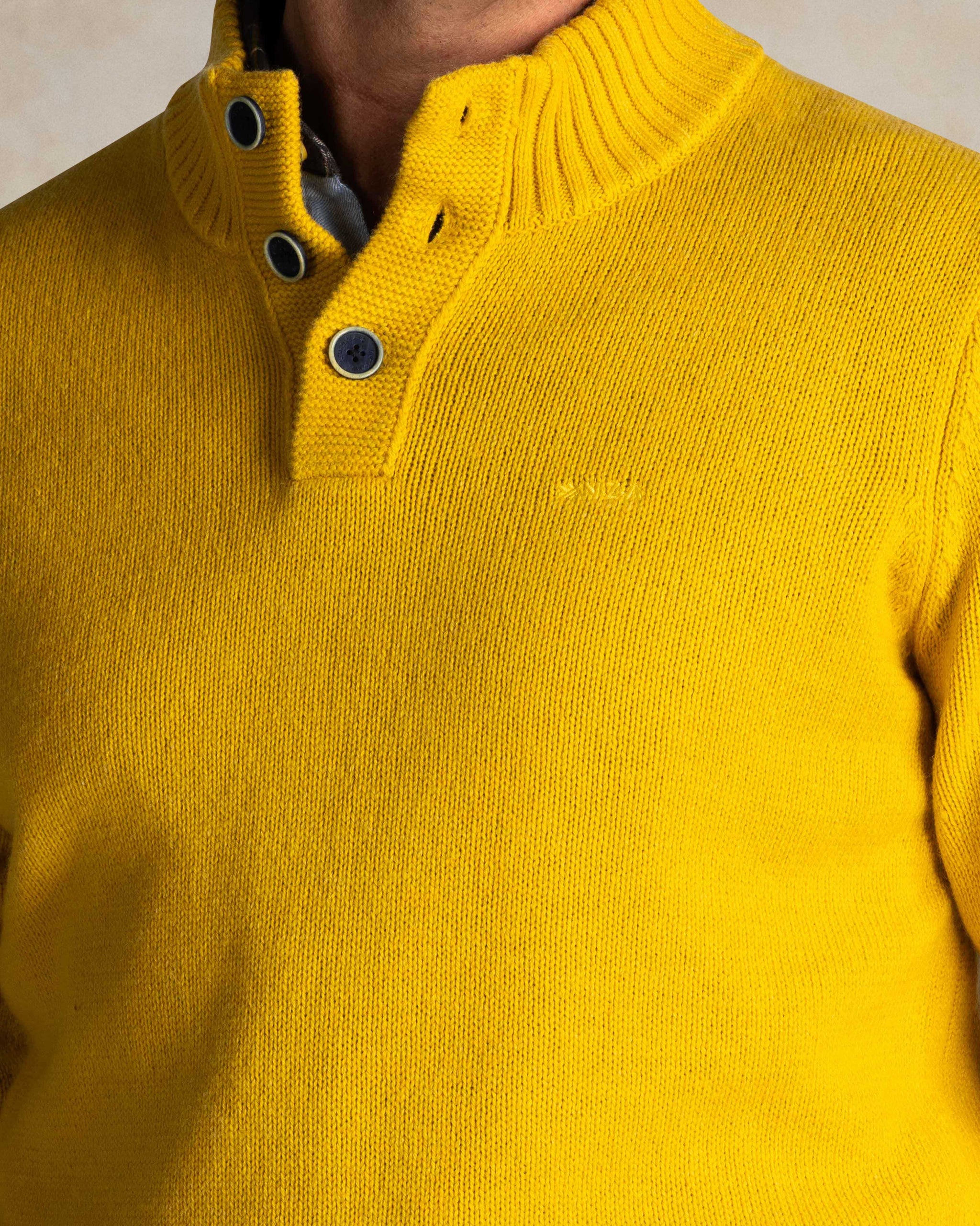 Pull en laine jaune à col boutonné Pull en laine jaune à col boutonné
