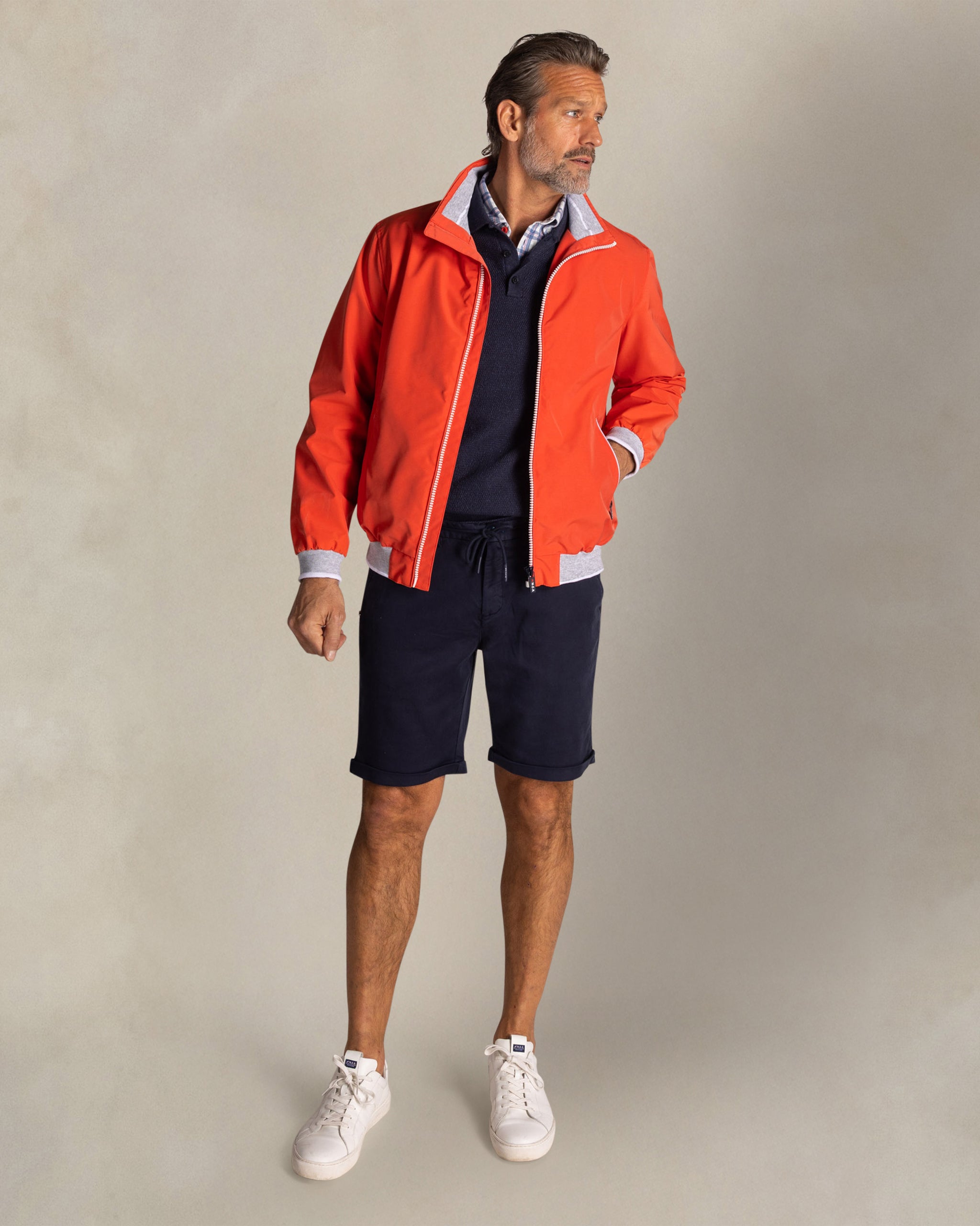 Rode jas met mouw accent Rode jas met mouw accent