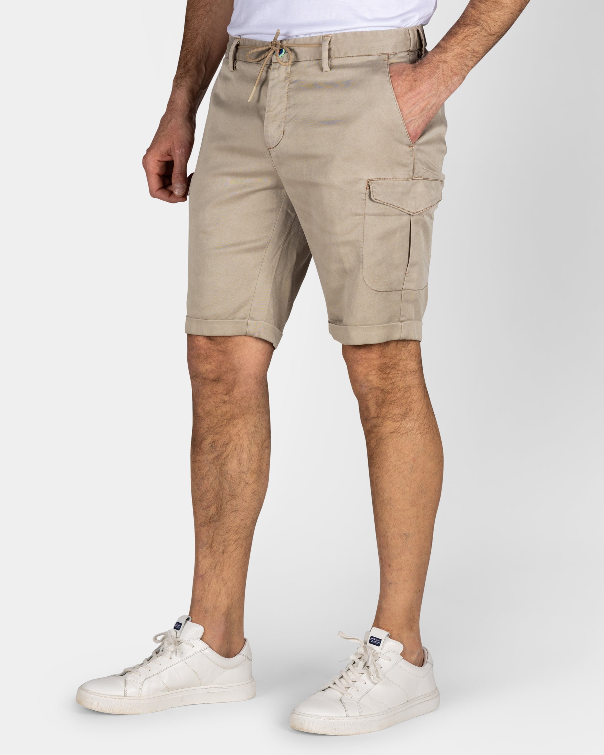 Sandfarbene Cargo-Shorts mit Stretch Sandfarbene Cargo-Shorts mit Stretch