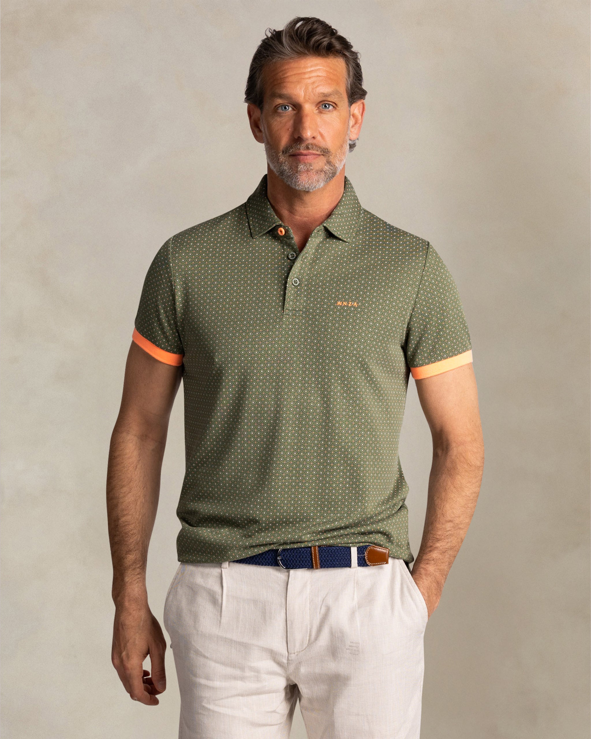 Polo vert avec petites pois oranges Polo vert avec petites pois oranges