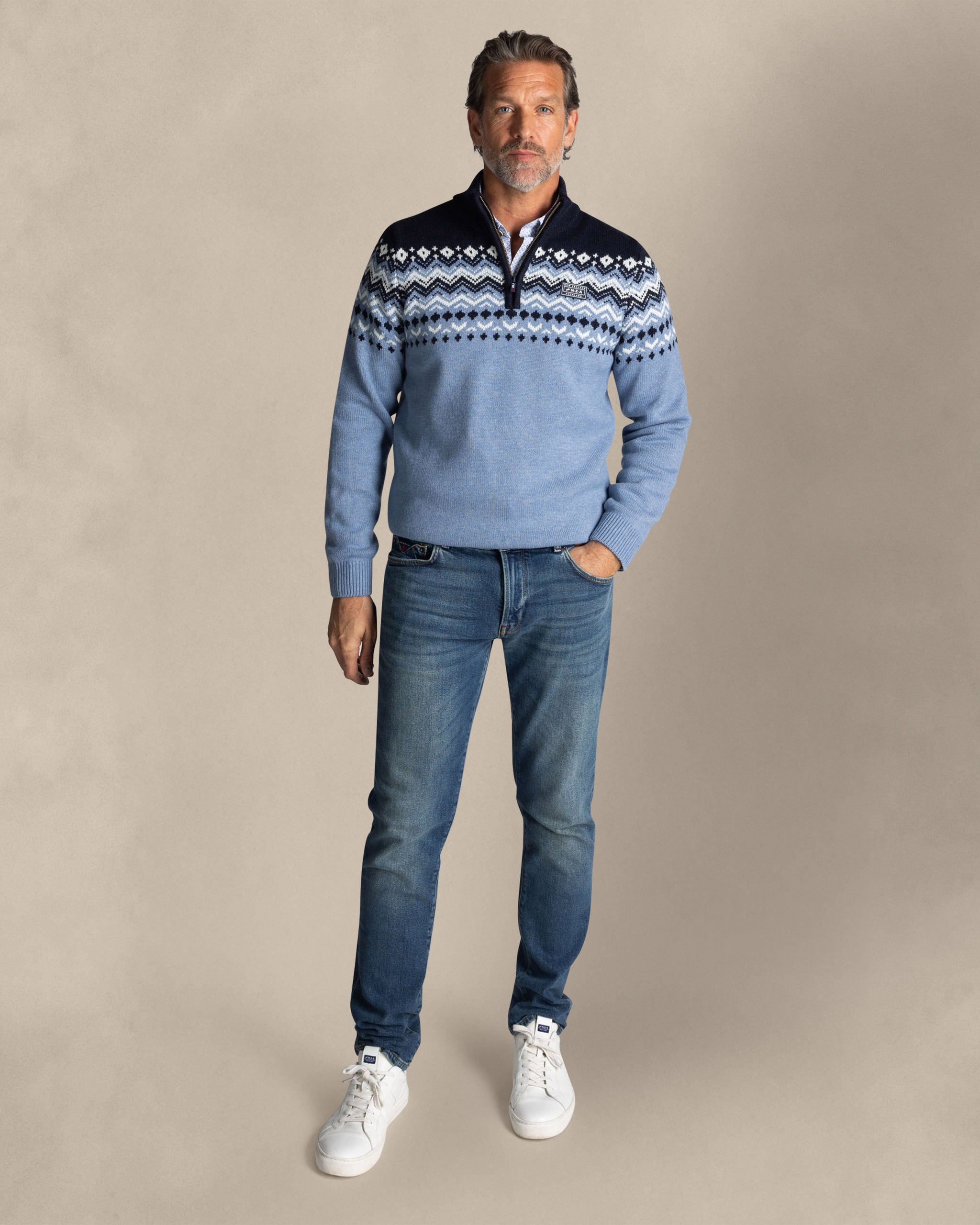 Blauer wollpullover mit halbem reißverschluss Blauer wollpullover mit halbem reißverschluss