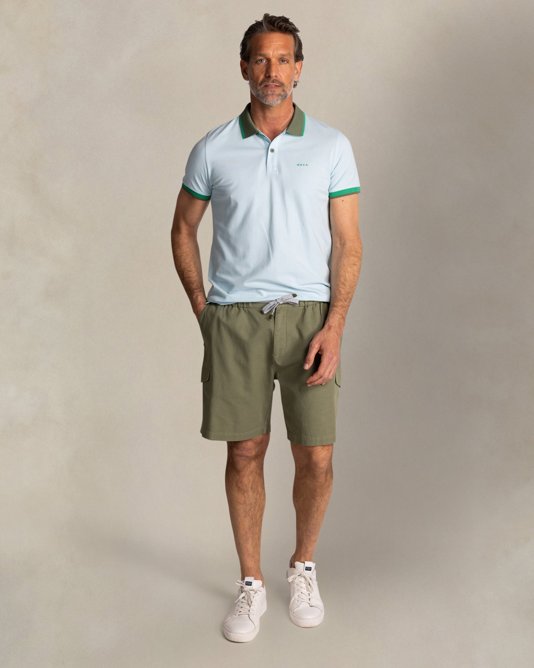 Polo de algodón azul claro con cuello verde Polo de algodón azul claro con cuello verde