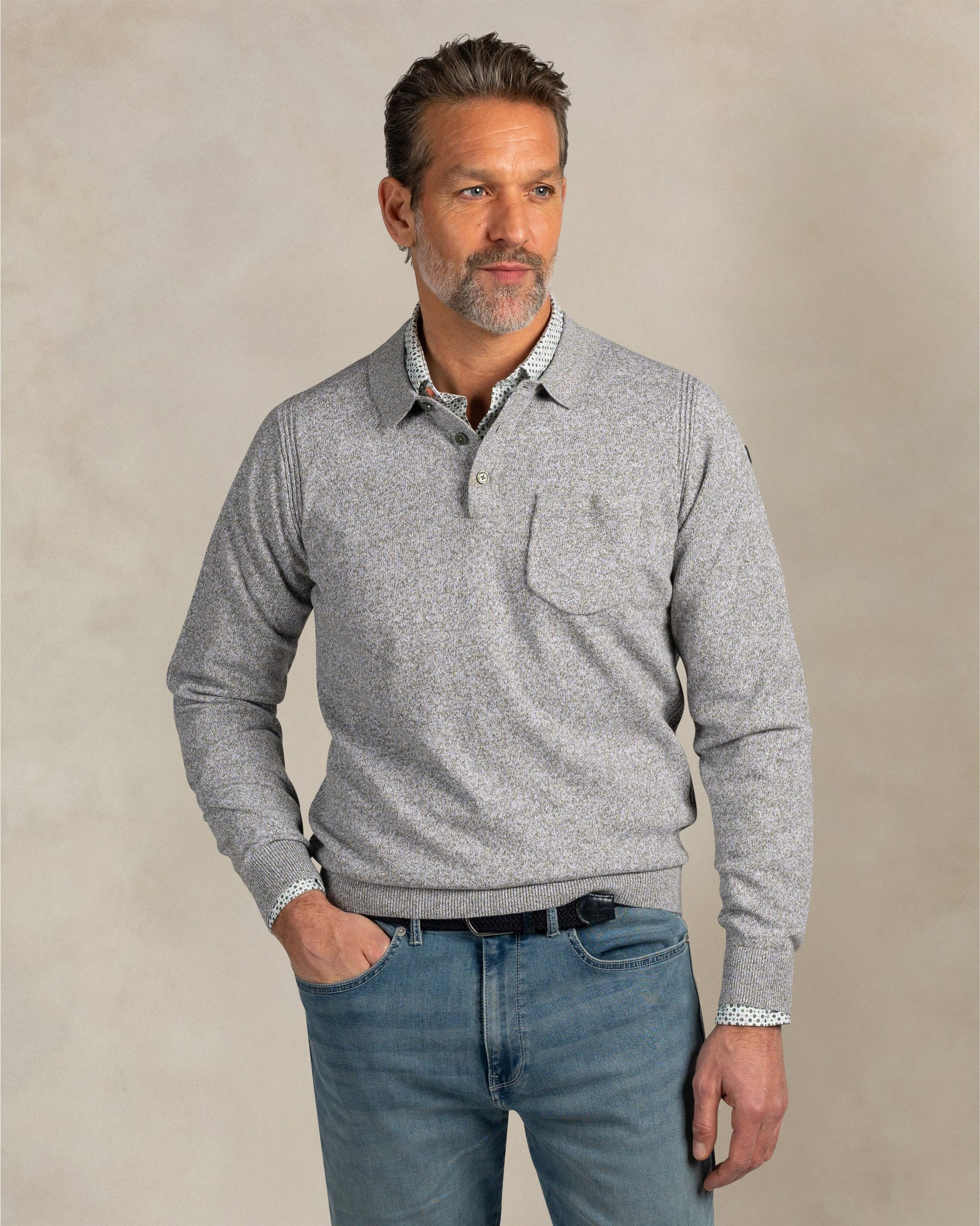 Grijze gebreide katoenen polo Grijze gebreide katoenen polo