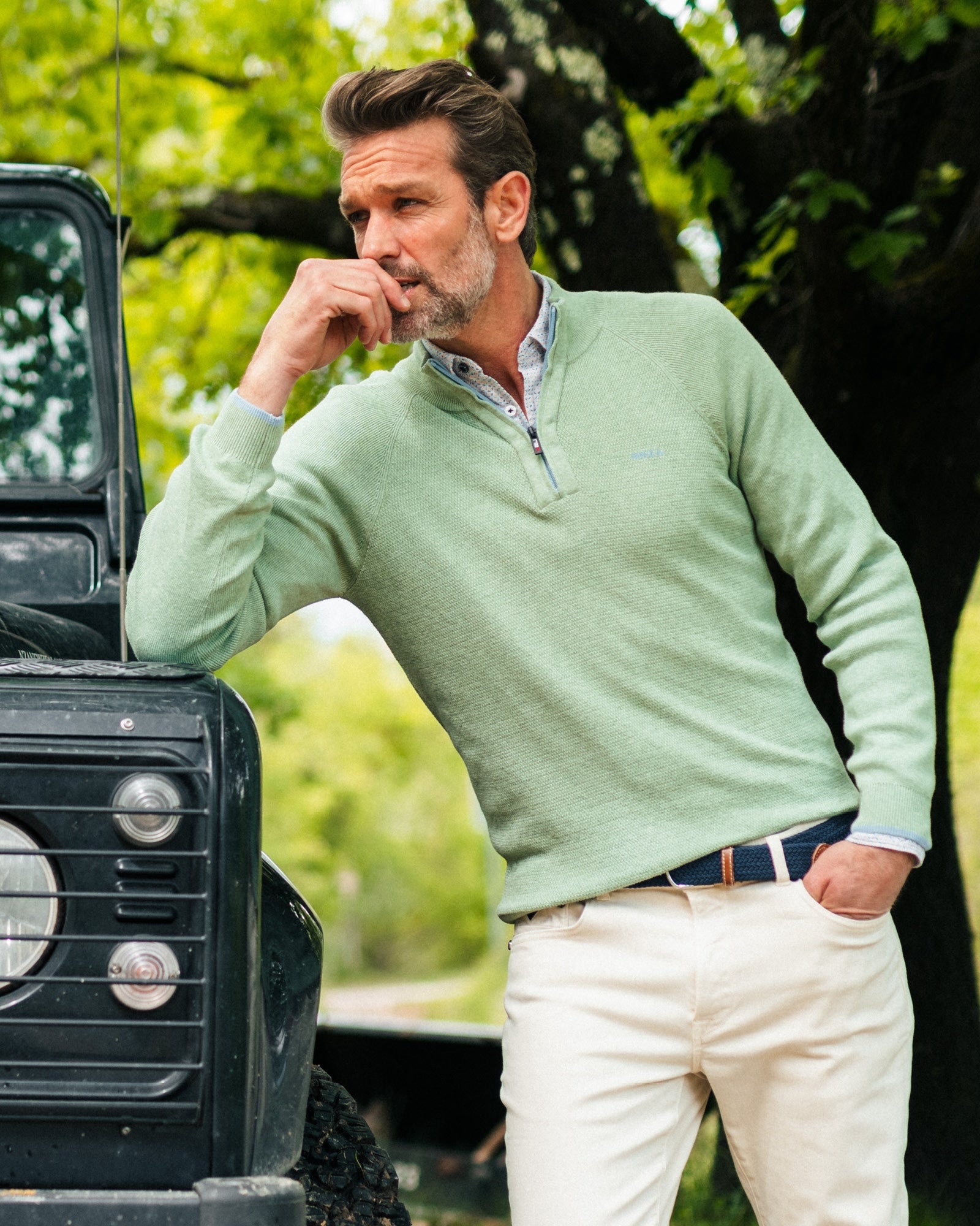 Effen groene katoenen trui met halve rits Effen groene katoenen trui met halve rits