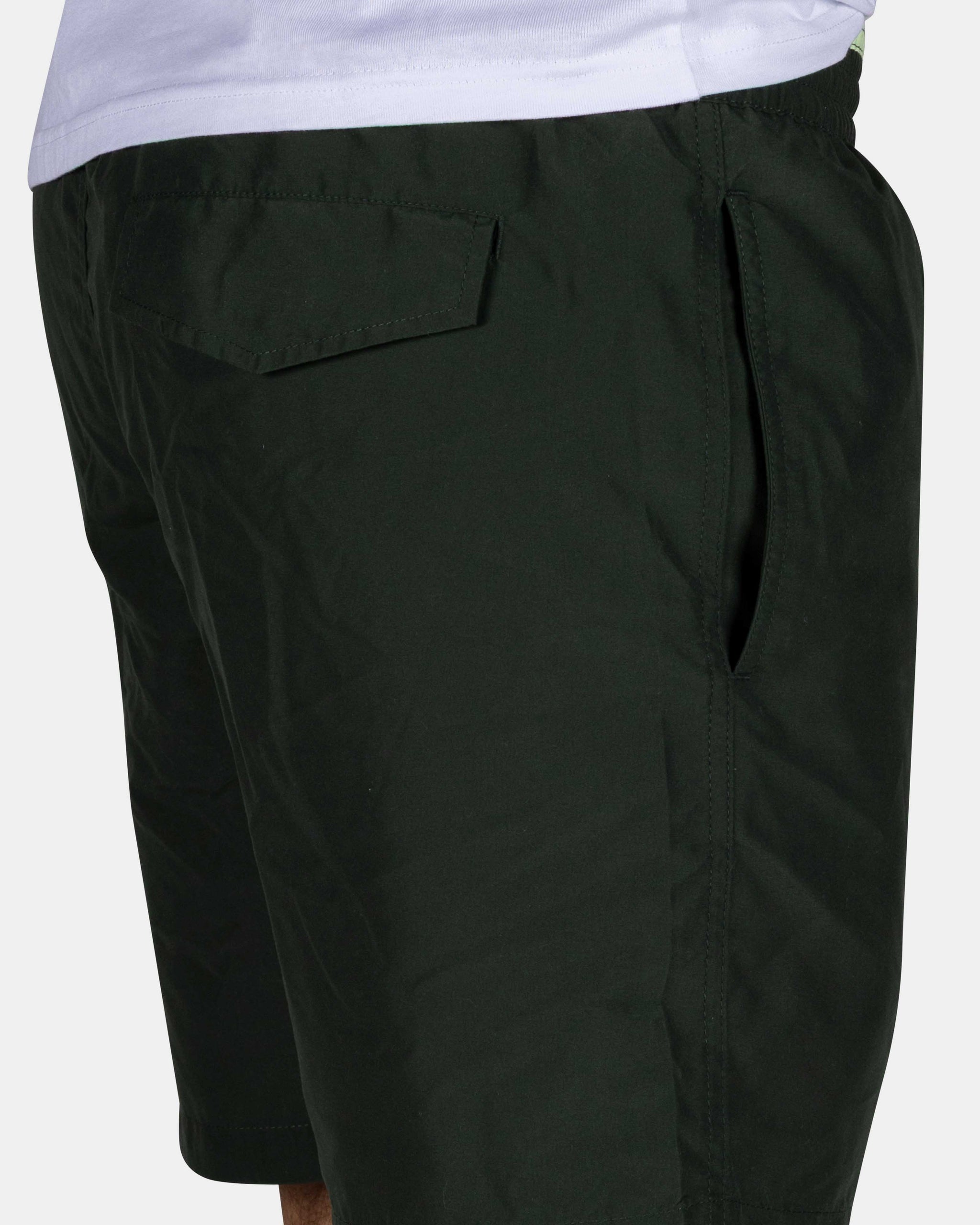 Effen groene zwembroek met groene details Effen groene zwembroek met groene details