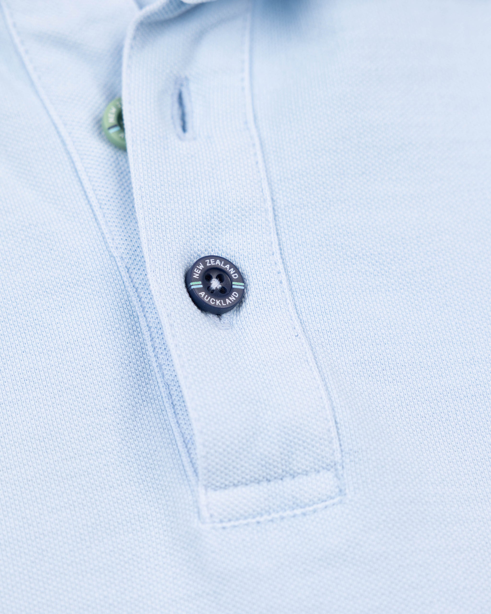 Effen katoenen pastelblauwe polo Effen katoenen pastelblauwe polo