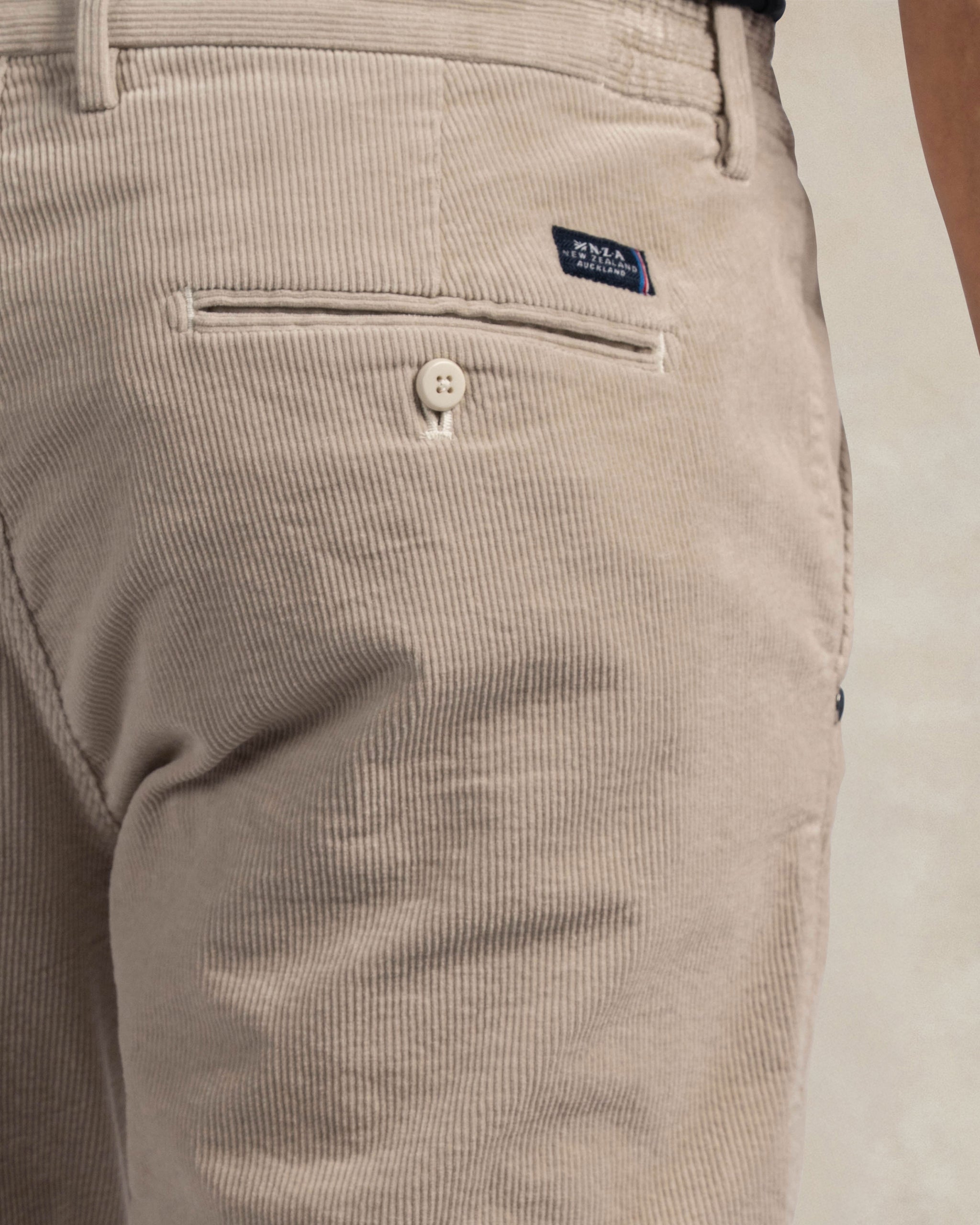 Bermuda de algodón elástico color crudo Bermuda de algodón elástico color crudo