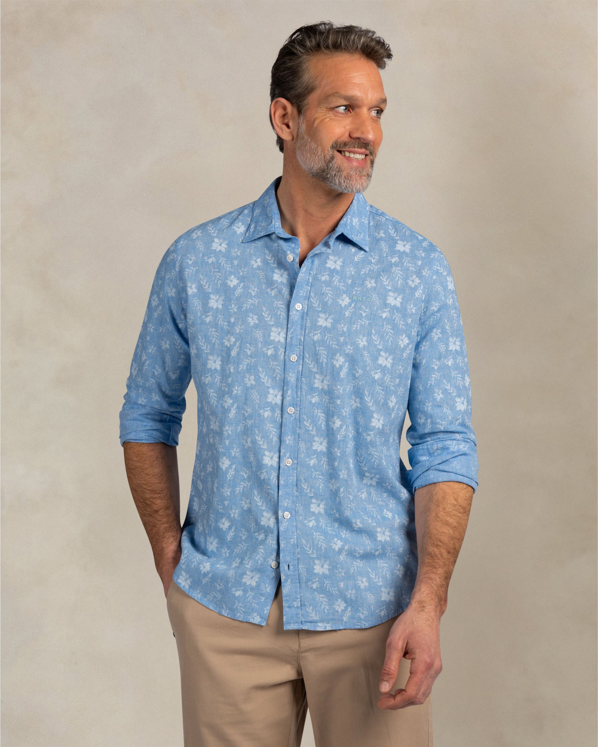 Hellblaues Leinenhemd mit Print Hellblaues Leinenhemd mit Print