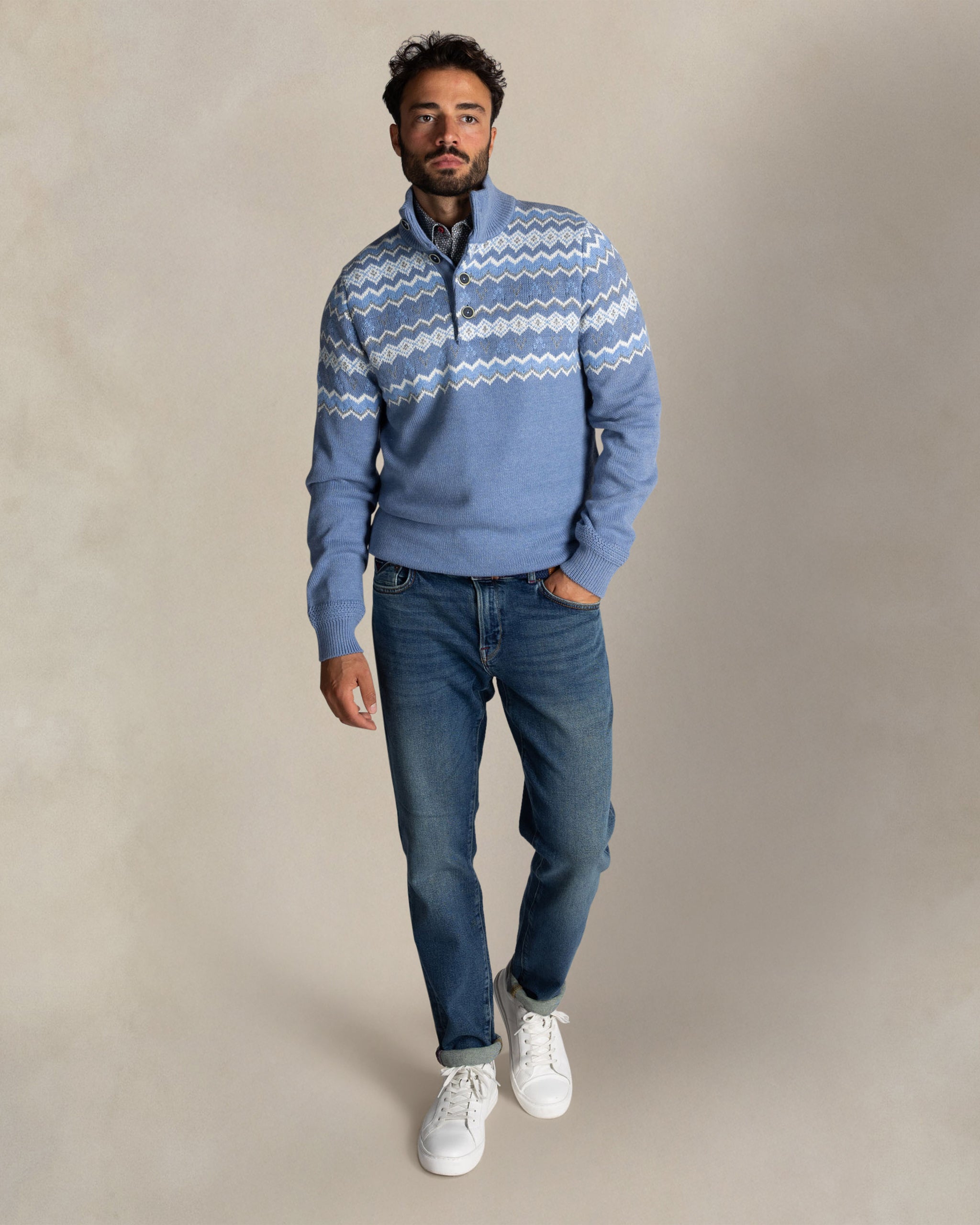 Pull bleu à col boutonné Pull bleu à col boutonné