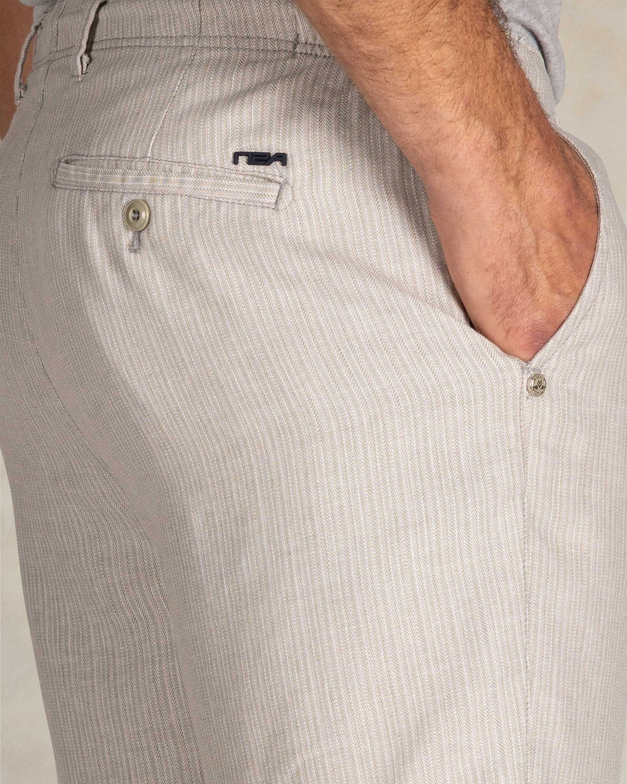 Beige linnen gestreepte korte broek Beige linnen gestreepte korte broek