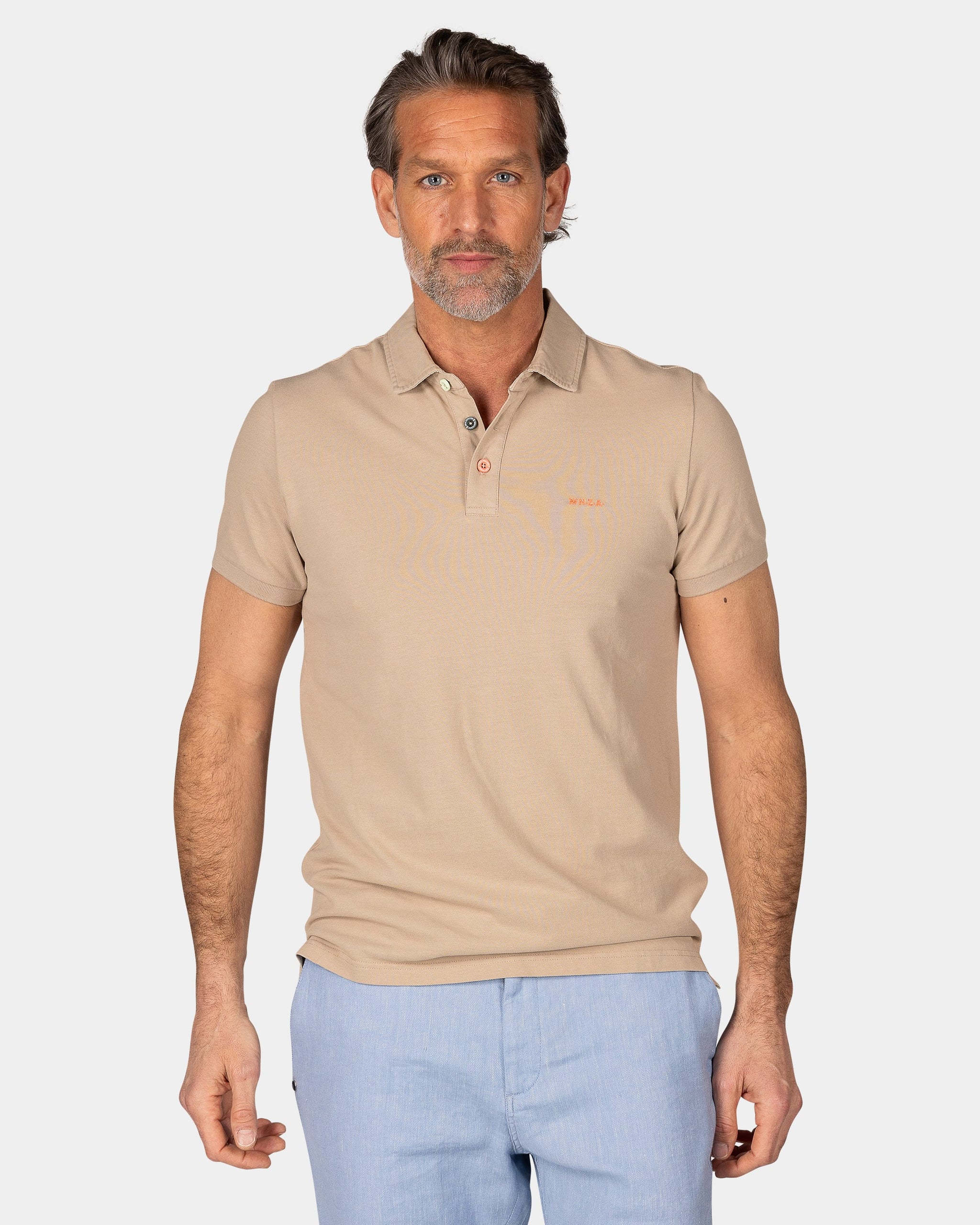 Polo liso de algodón color arena Polo liso de algodón color arena