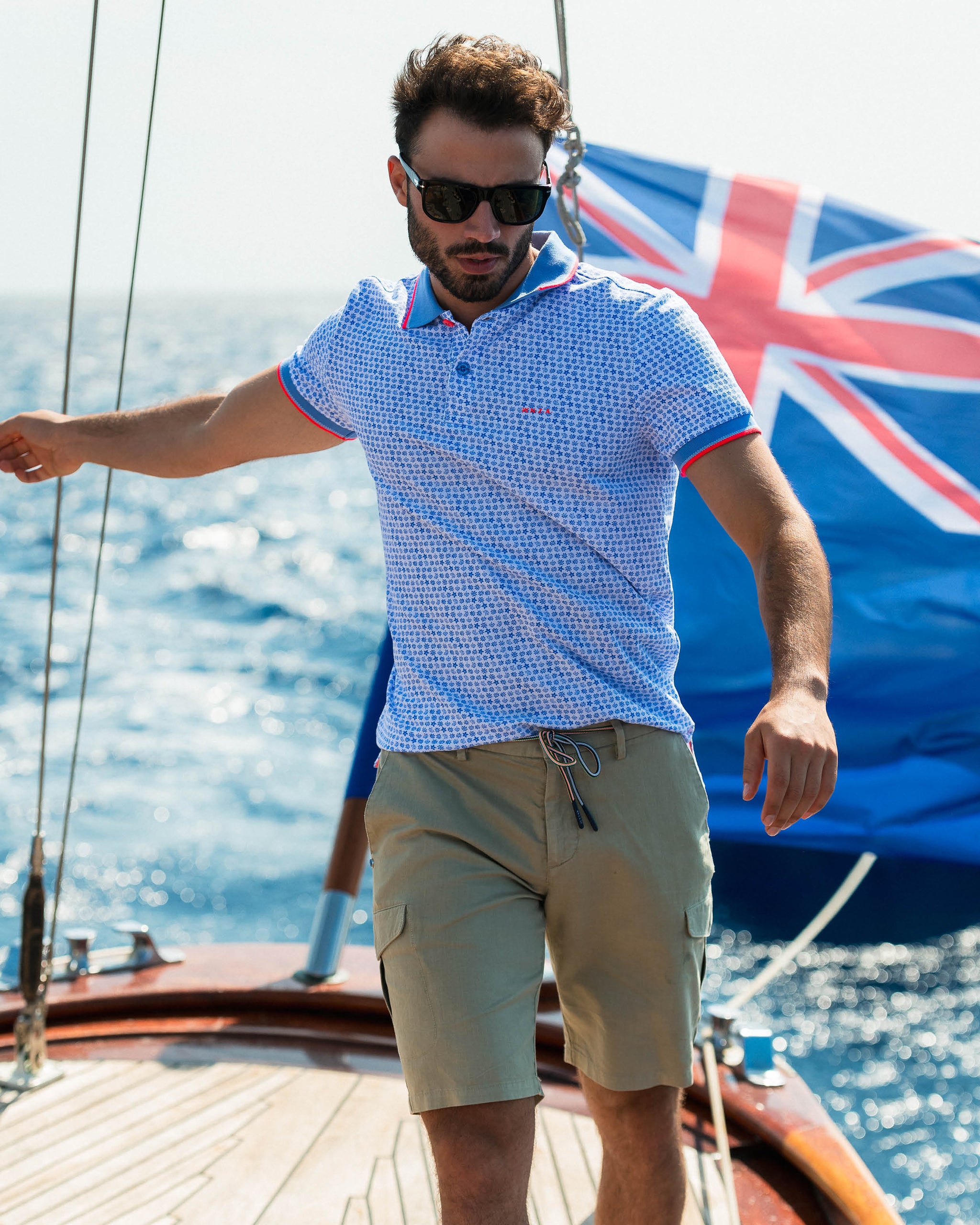 Blauwe katoenen polo met grafische print Blauwe katoenen polo met grafische print