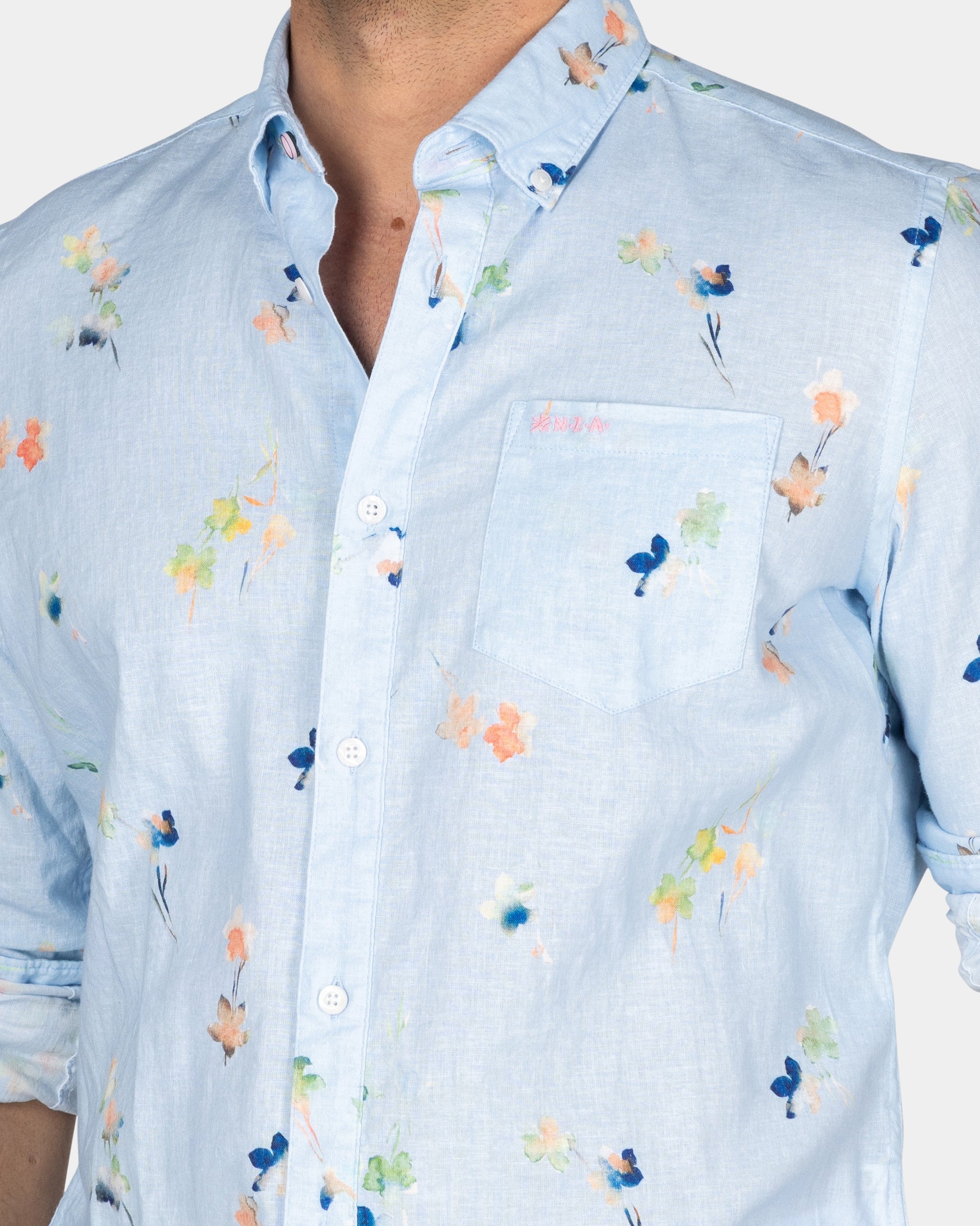 Pastelblauw overhemd met gekleurde bloemen Pastelblauw overhemd met gekleurde bloemen