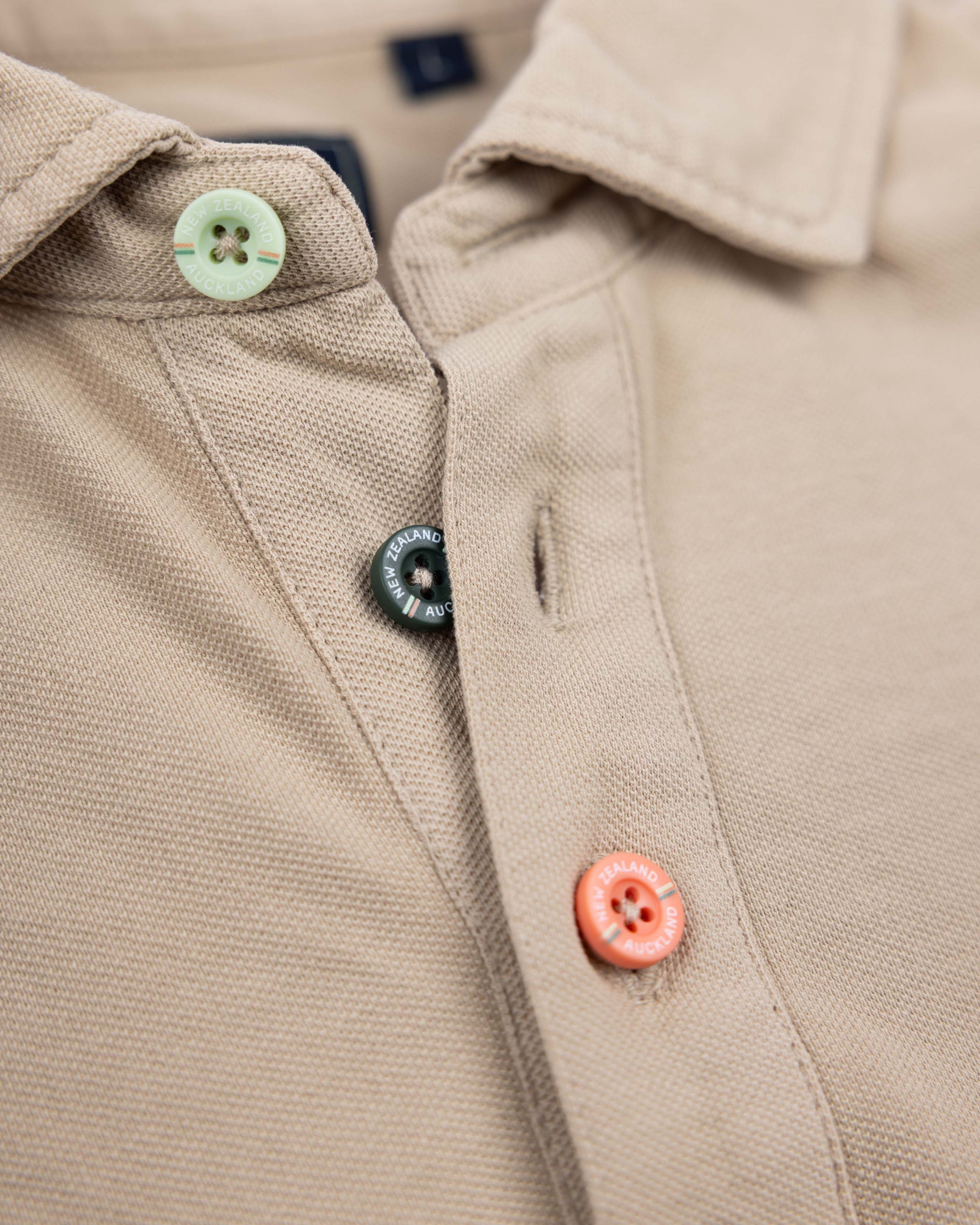 Effen katoenen zandkleurige polo Effen katoenen zandkleurige polo