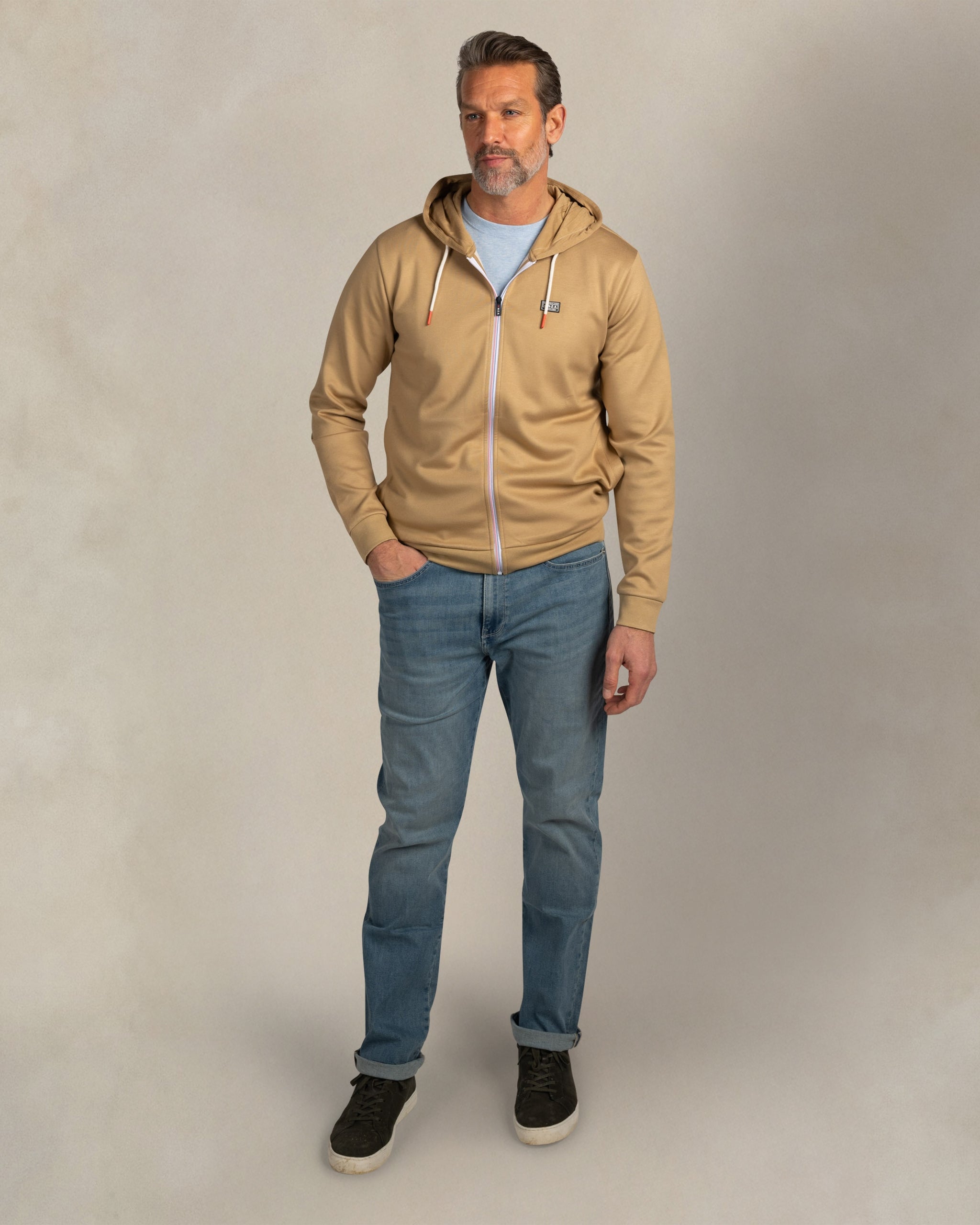 Gilet écru avec capuche Gilet écru avec capuche