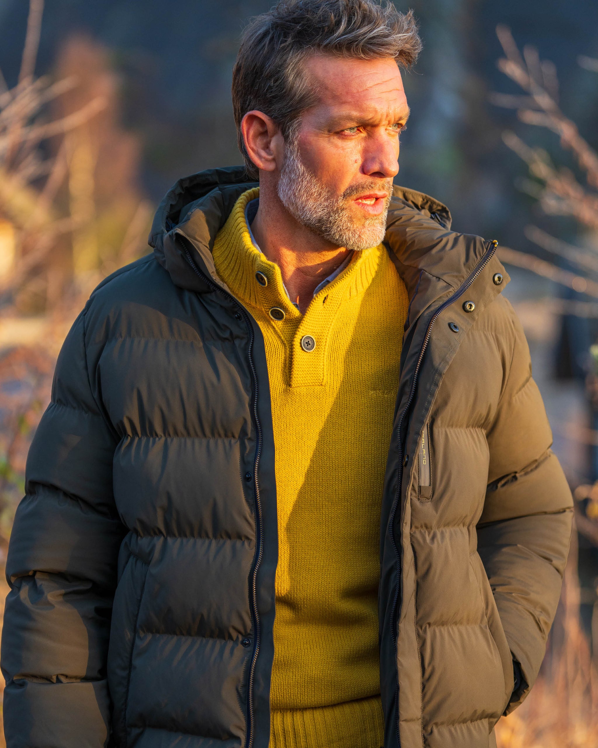 Pull en laine jaune à col boutonné Pull en laine jaune à col boutonné