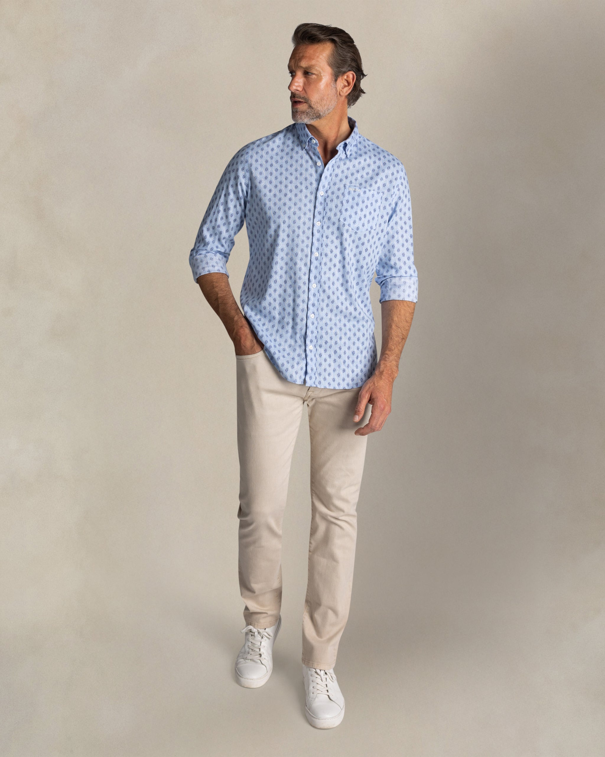 Camisa de algodón con estampado azul y botones Camisa de algodón con estampado azul y botones