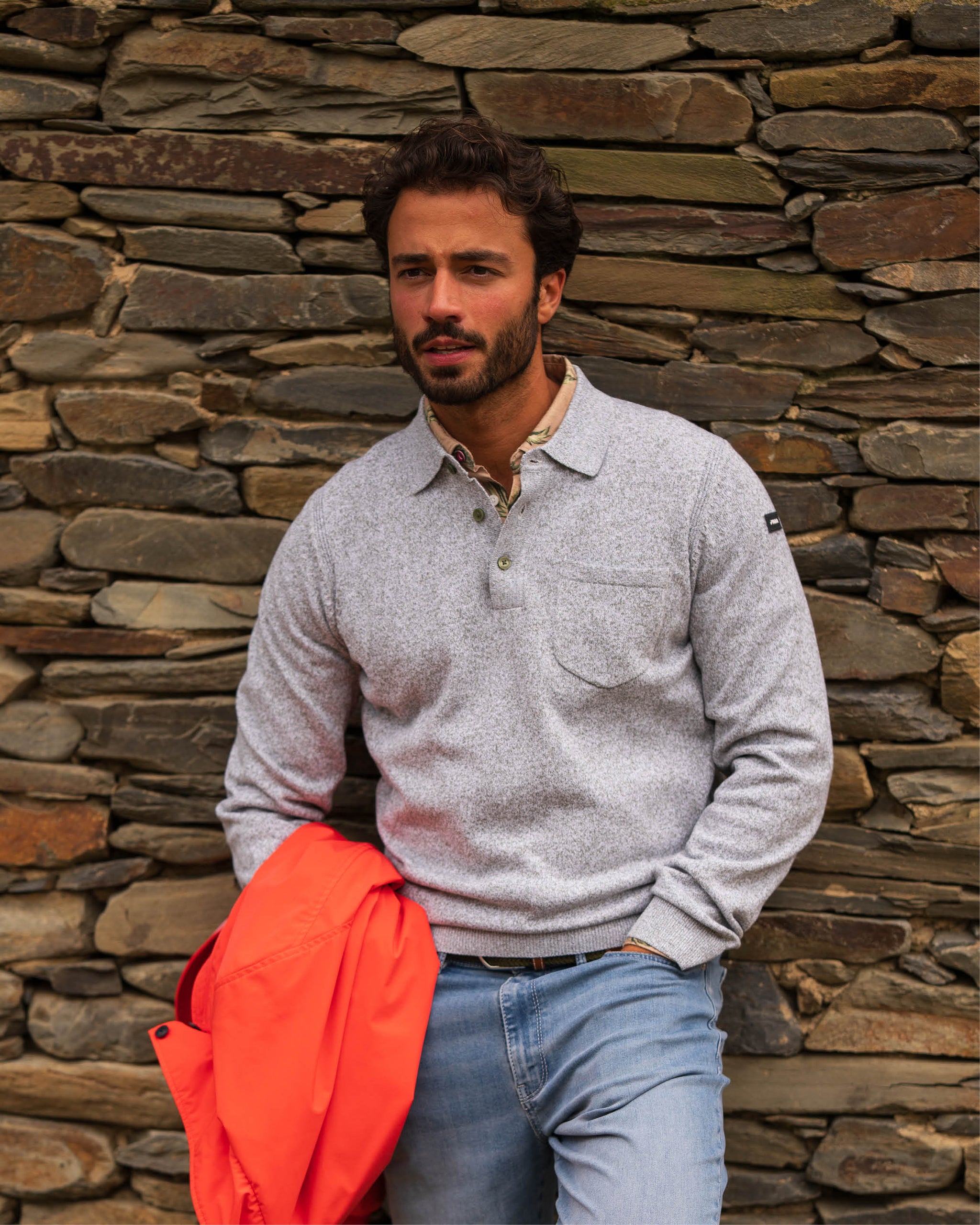 Grijze gebreide katoenen polo Grijze gebreide katoenen polo