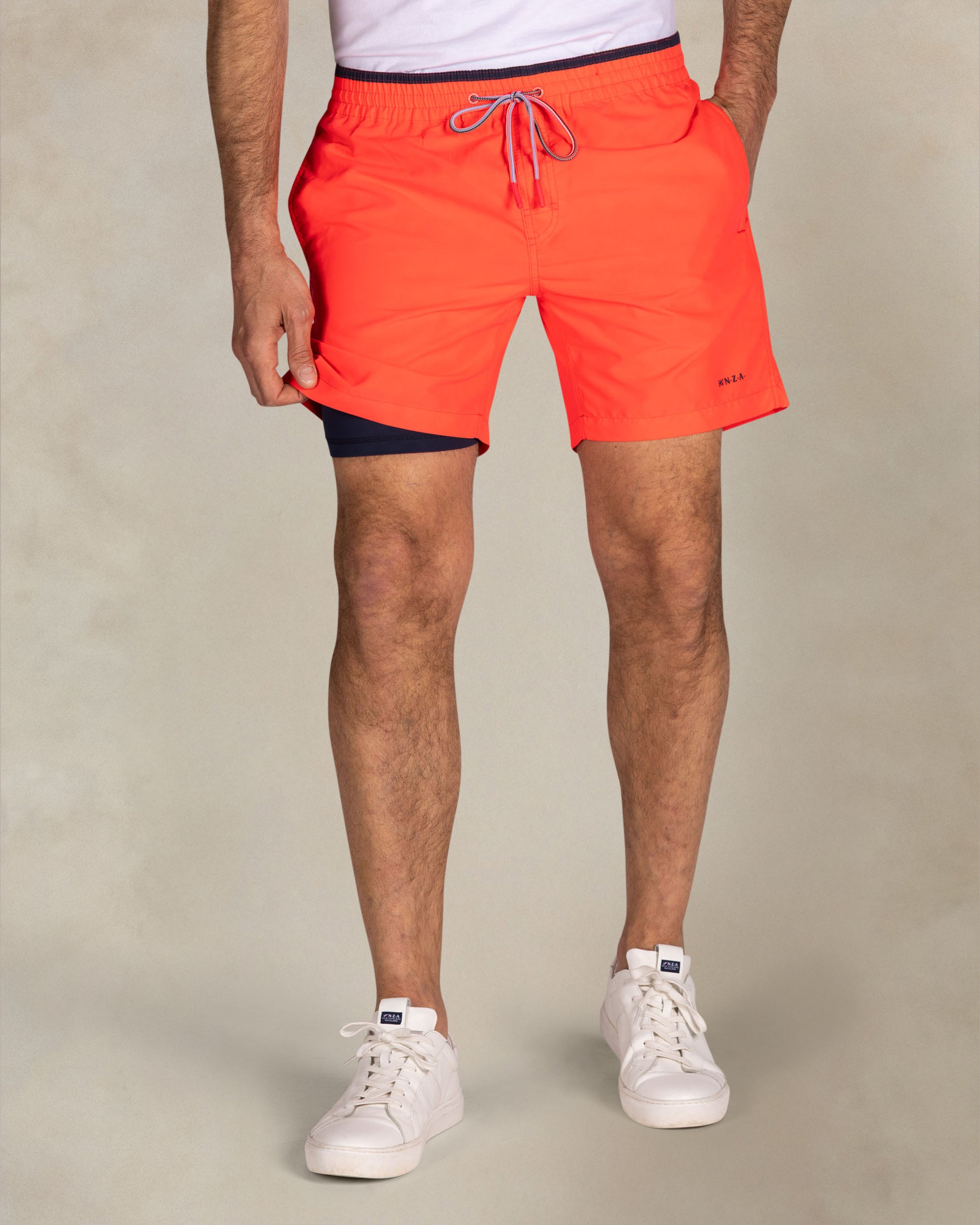 Knalrode zwembroek met navy details Knalrode zwembroek met navy details