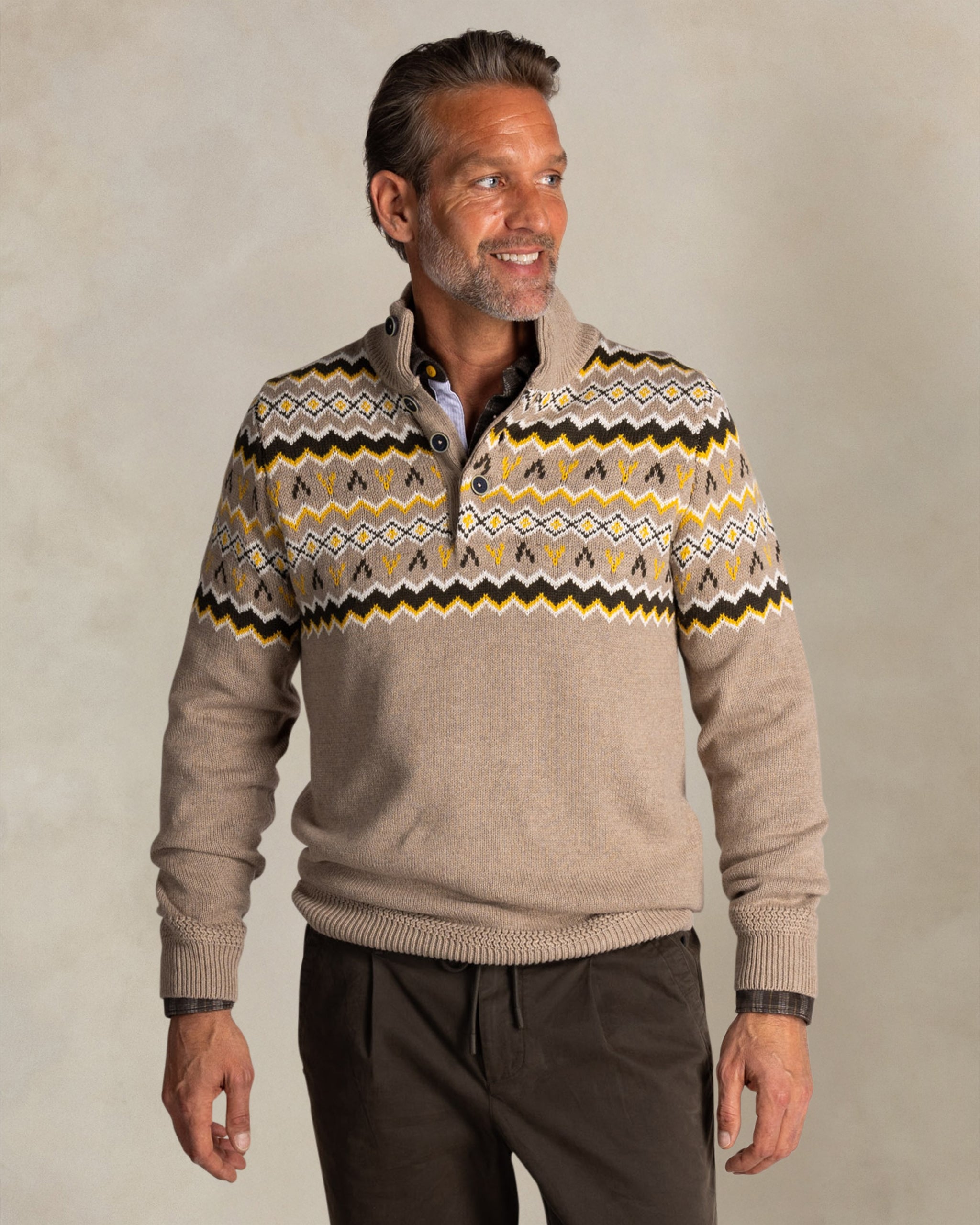 Suéter crudo con cuello abotonado Suéter crudo con cuello abotonado