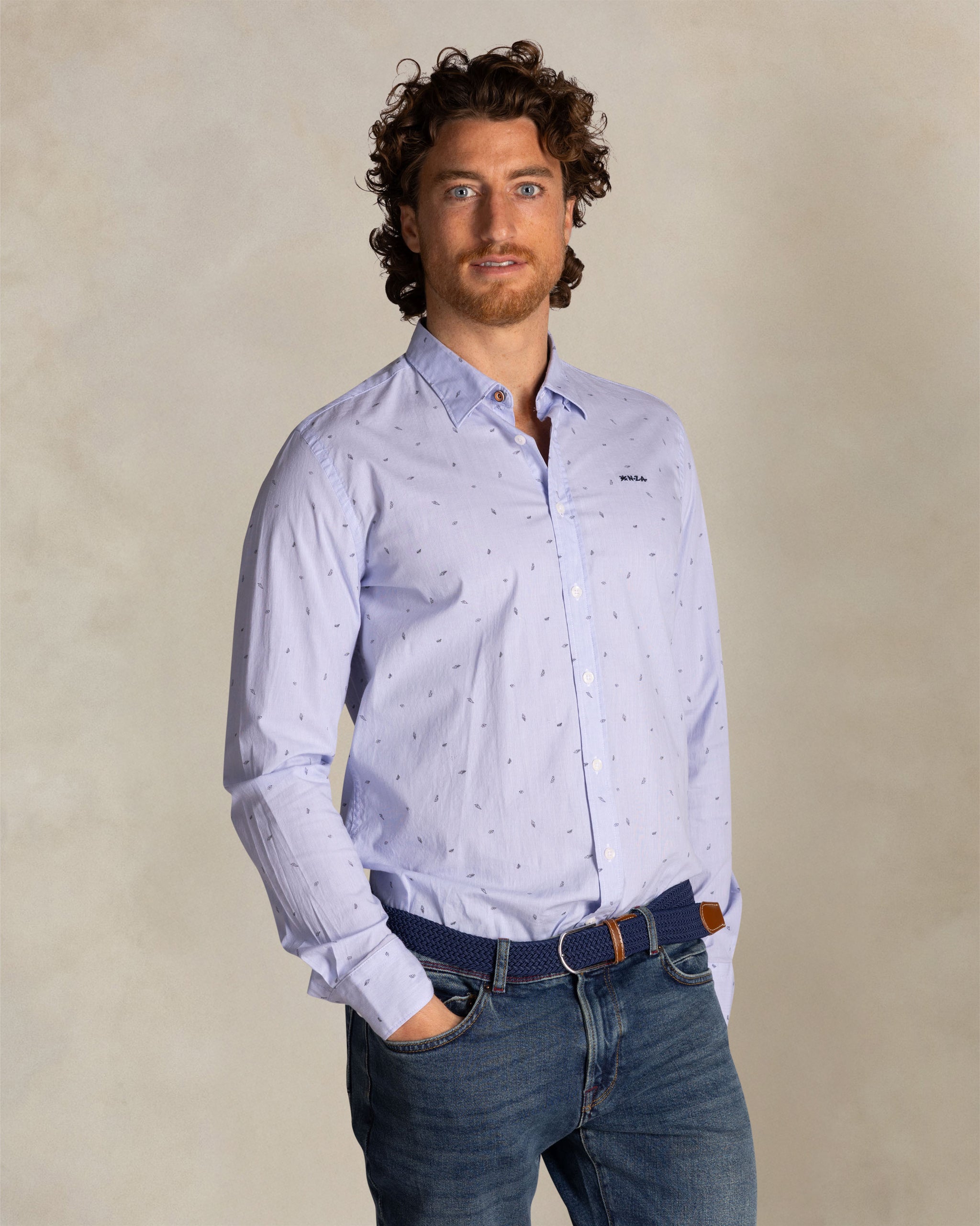 Camisa azul de algodón con estampado Camisa azul de algodón con estampado