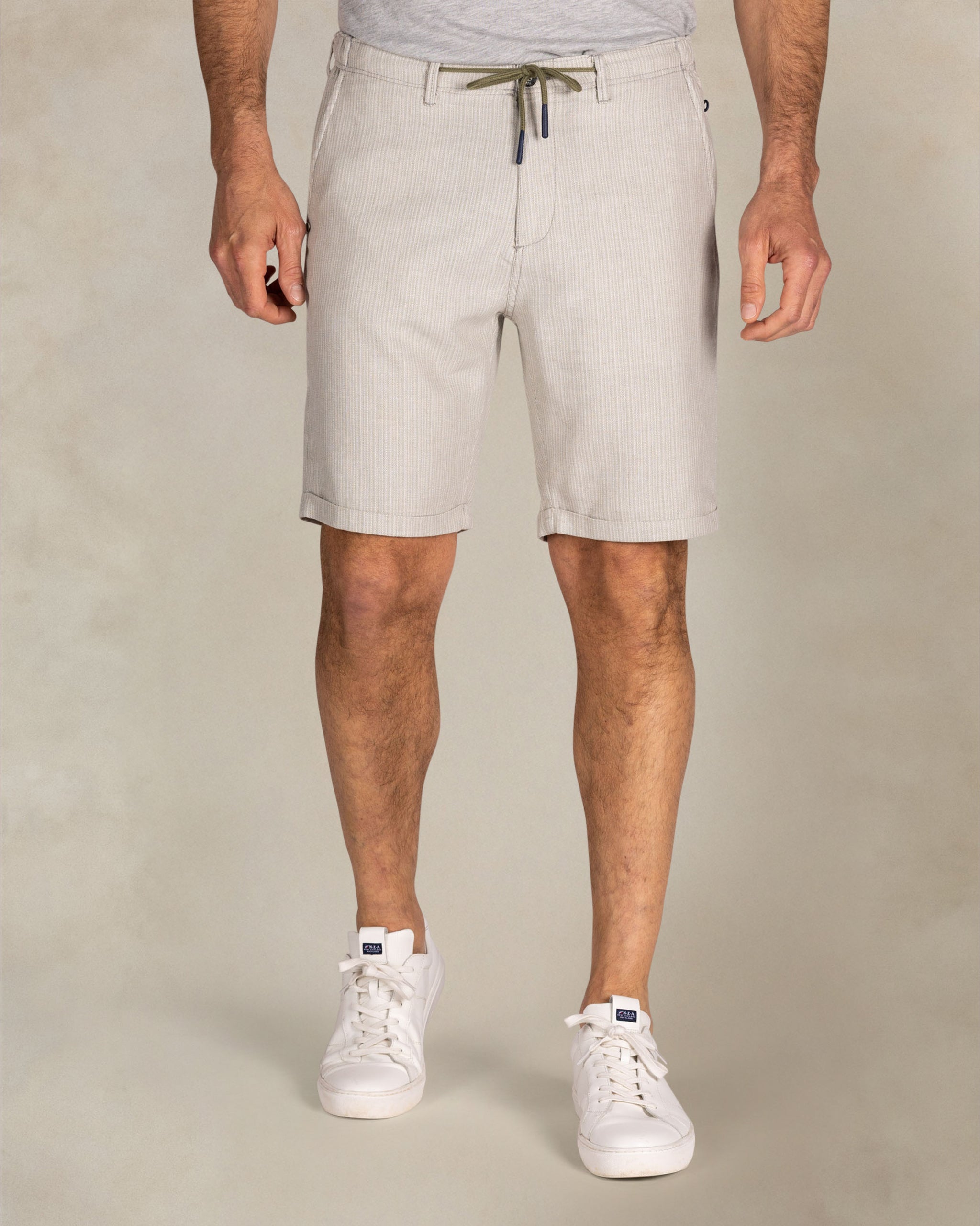 Beige linnen gestreepte korte broek Beige linnen gestreepte korte broek