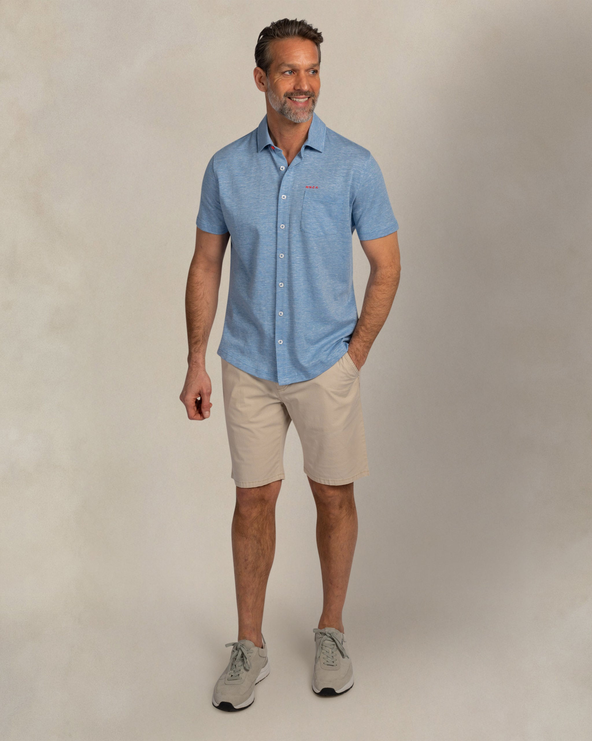 Camisa de lino azul claro de manga corta Camisa de lino azul claro de manga corta