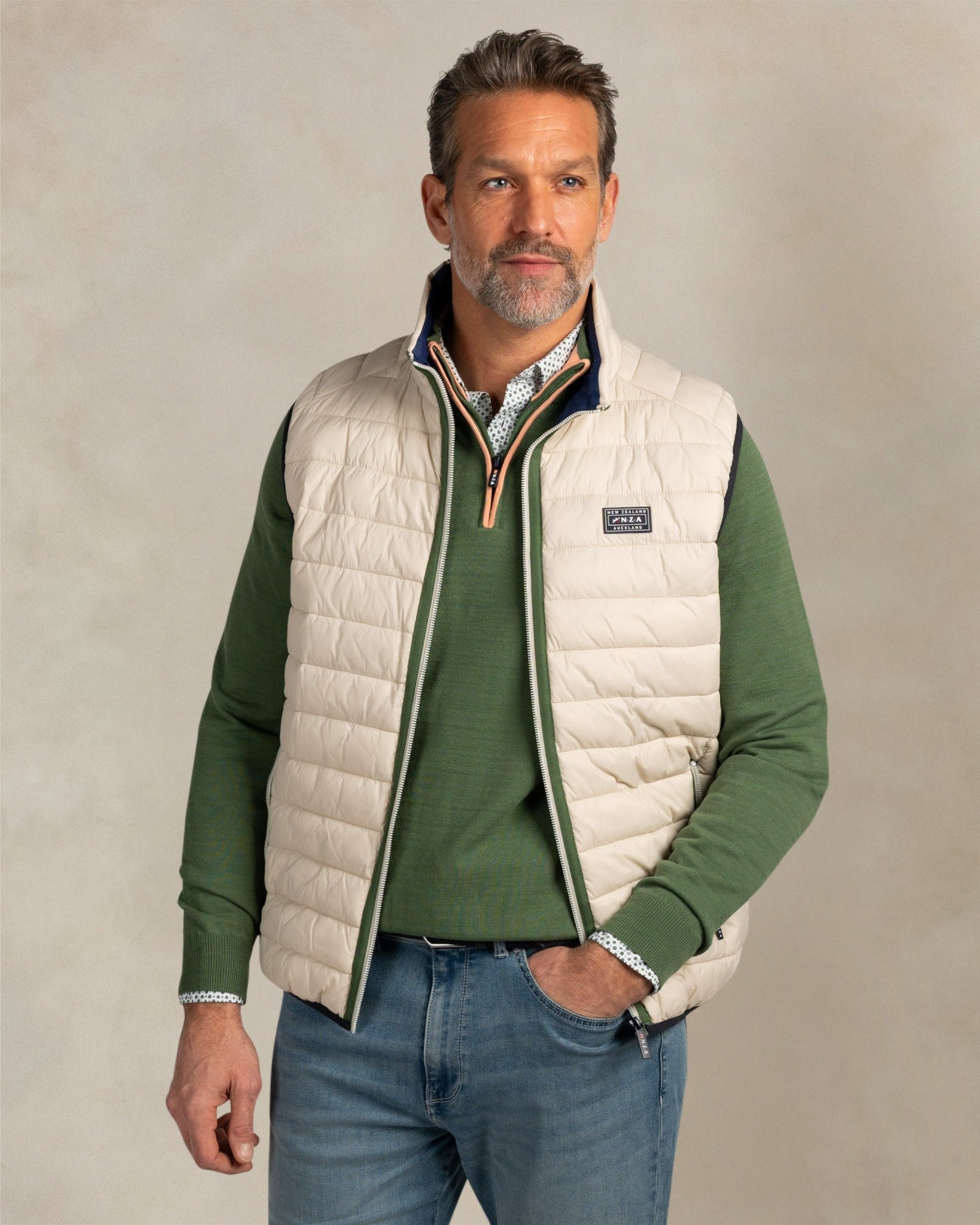 Zandkleurig gewatteerde bodywarmer Zandkleurig gewatteerde bodywarmer