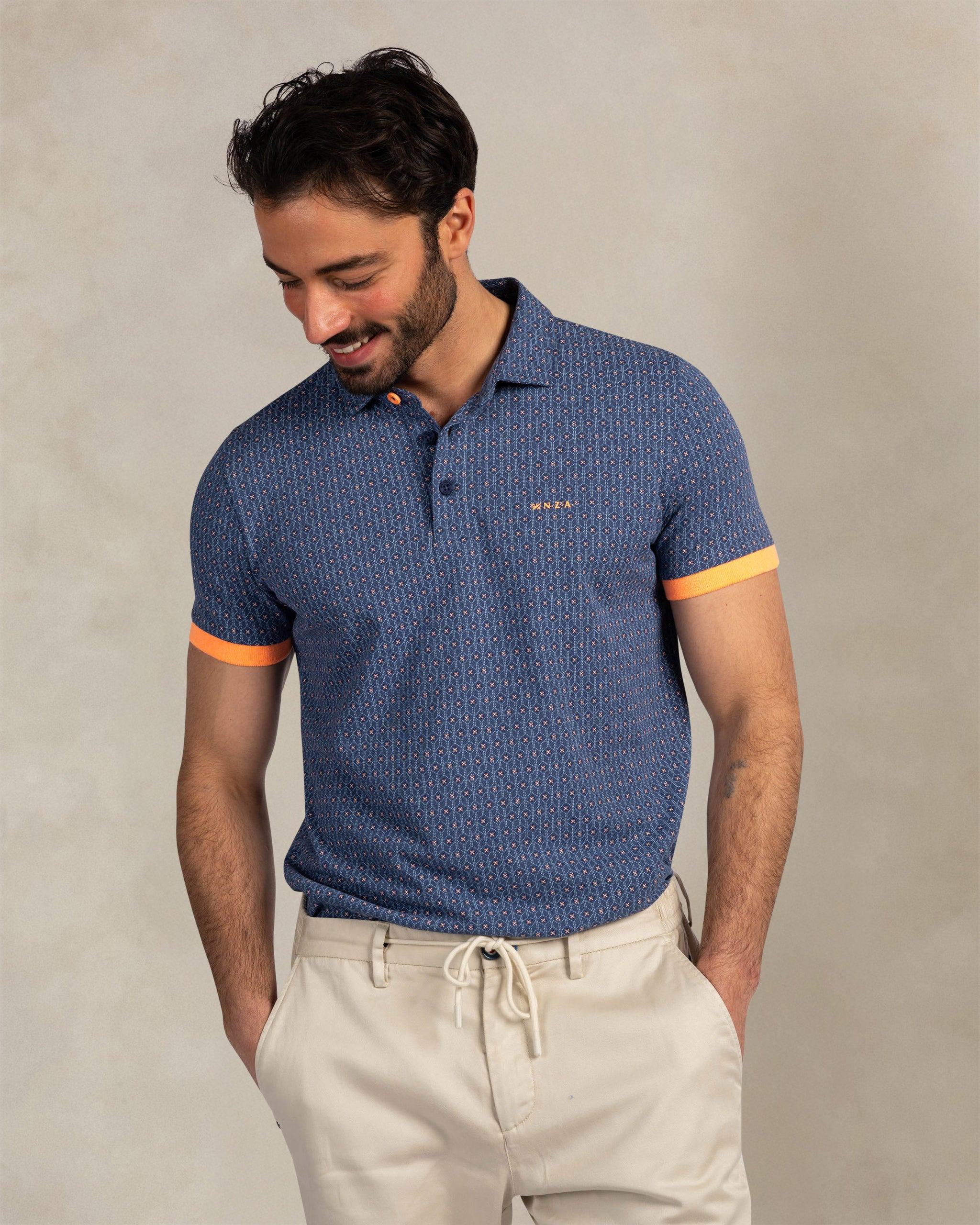 Polo azul oscuro de algodón 100% con estampado Polo azul oscuro de algodón 100% con estampado