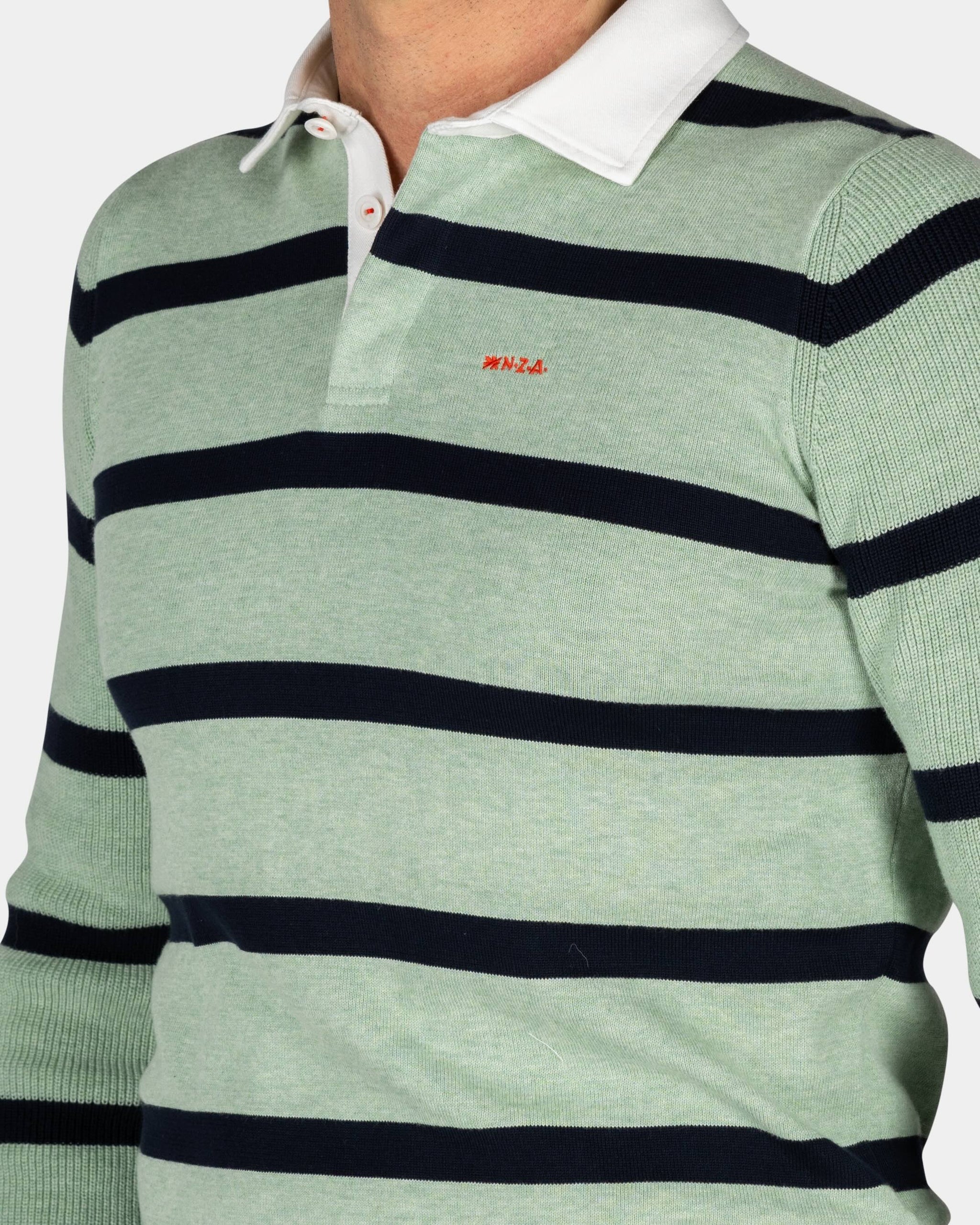 Groene longsleeve polo met donkergroene strepen Groene longsleeve polo met donkergroene strepen