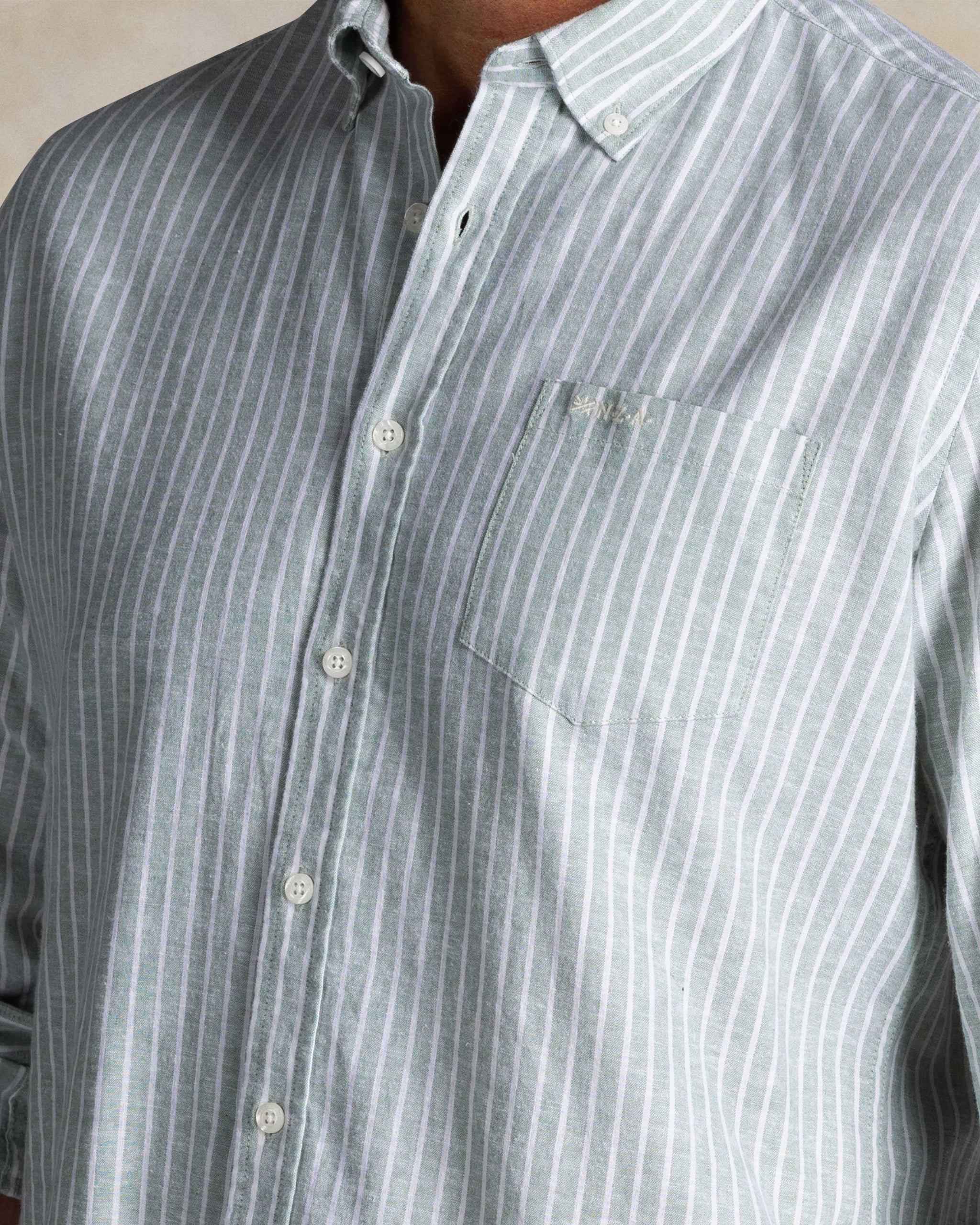 Groen linnen overhemd met knoopsluiting Groen linnen overhemd met knoopsluiting