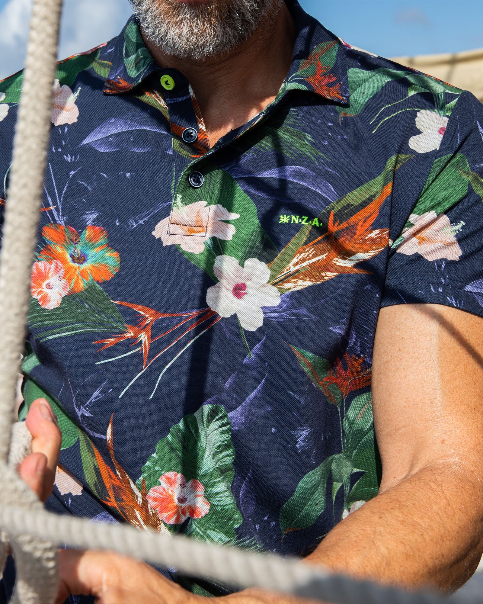 Baumwoll-Poloshirt mit Allover-Blumenprint in Marineblau - High Summer Navy Baumwoll-Poloshirt mit Allover-Blumenprint in Marineblau - High Summer Navy
