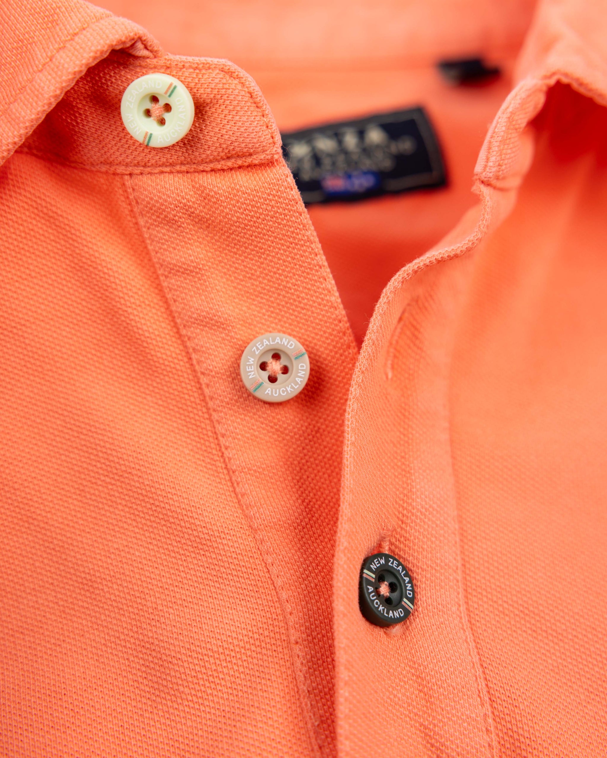 Effen katoenen koraalkleurige polo Effen katoenen koraalkleurige polo