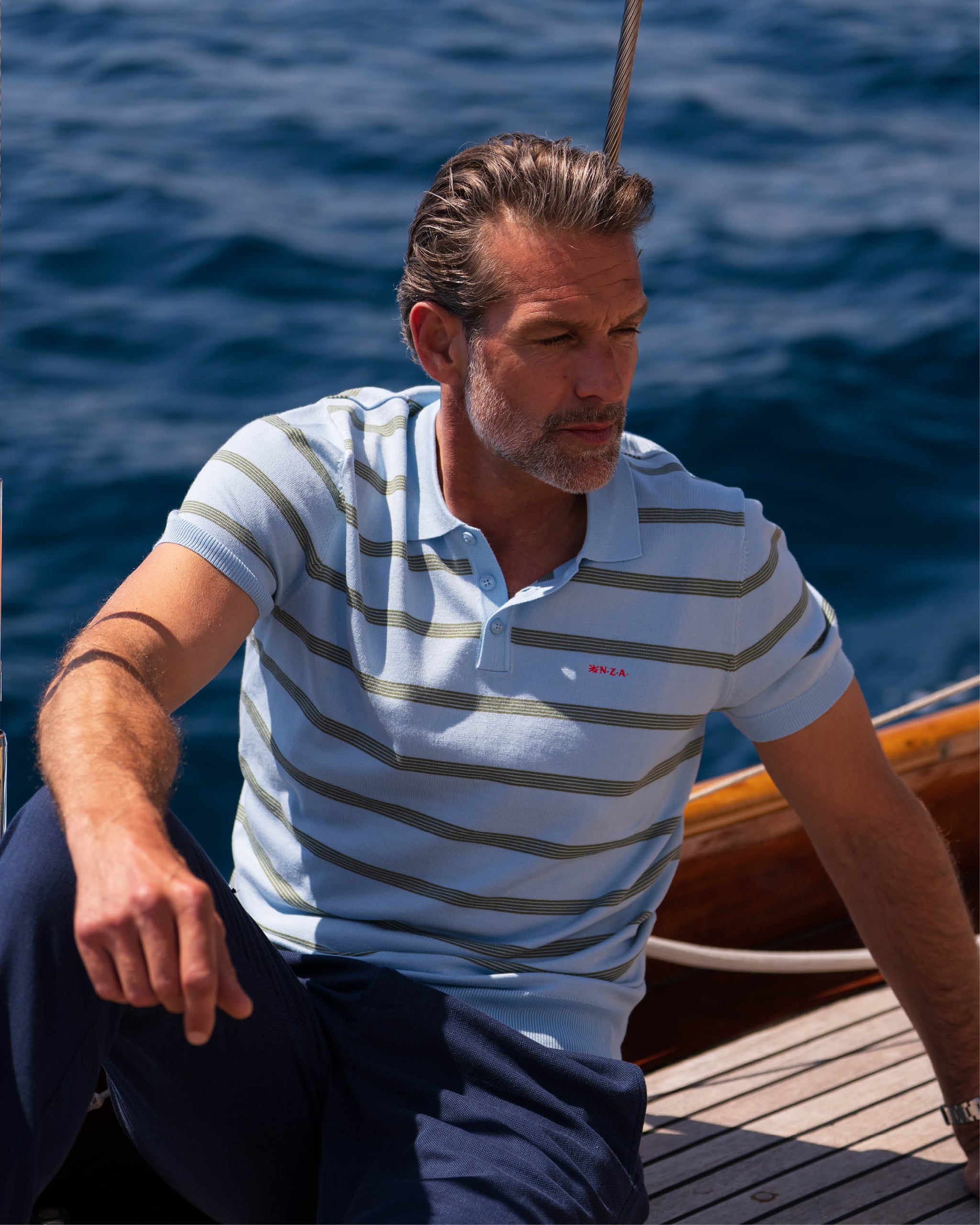 Blauwe gestreepte gebreide polo Blauwe gestreepte gebreide polo