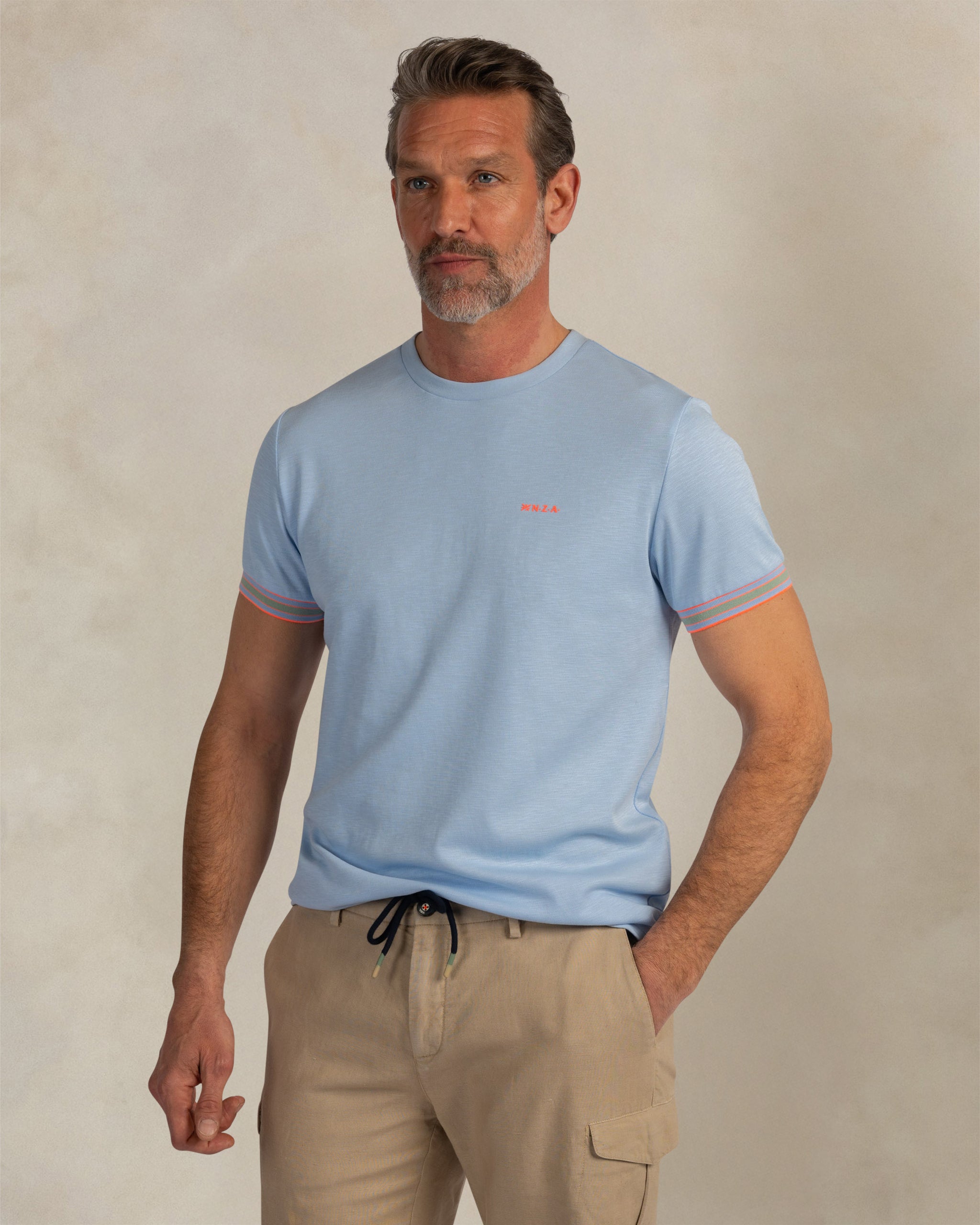 Hellblaues Baumwollmischgewebe-T-Shirt Hellblaues Baumwollmischgewebe-T-Shirt