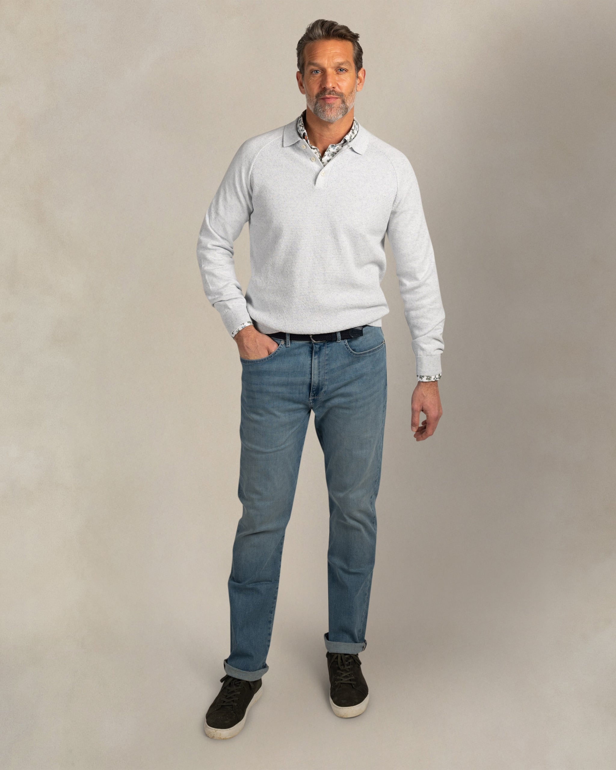 Blauwe katoenen trui met kraag Blauwe katoenen trui met kraag