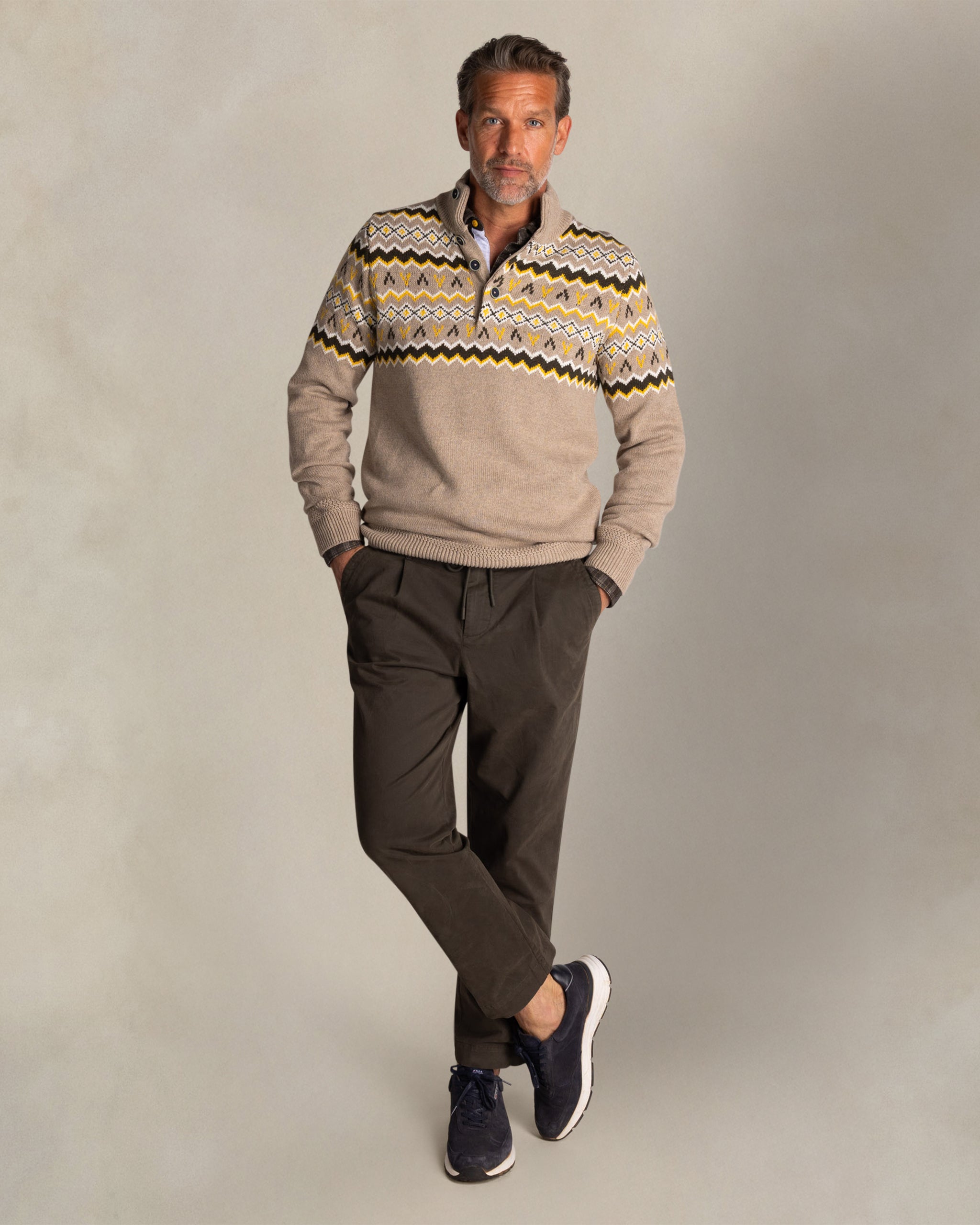 Suéter crudo con cuello abotonado Suéter crudo con cuello abotonado